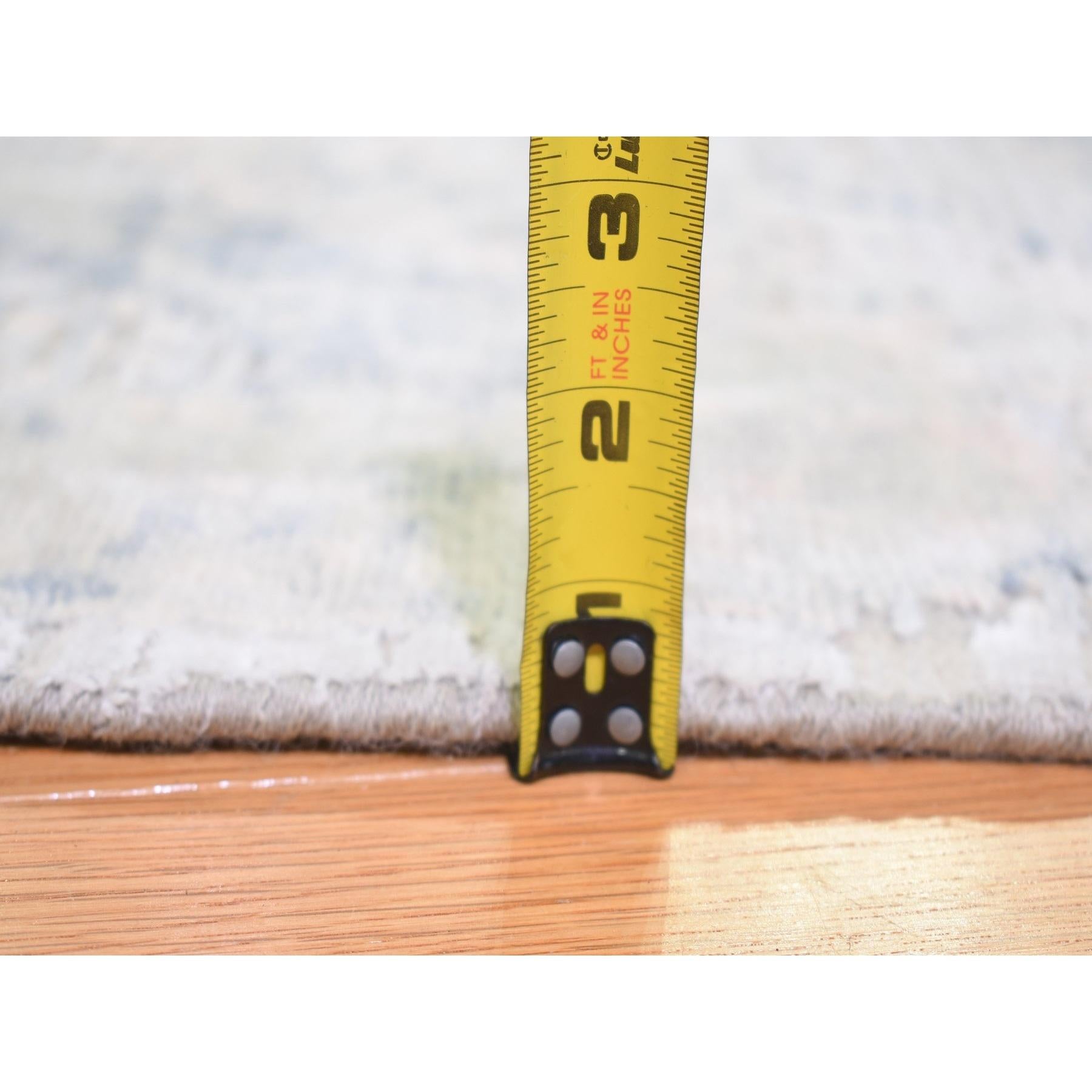 Soie Tapis rond 12'x12' Ivory Large Elements with Pastels Silk with Textured Wool en vente