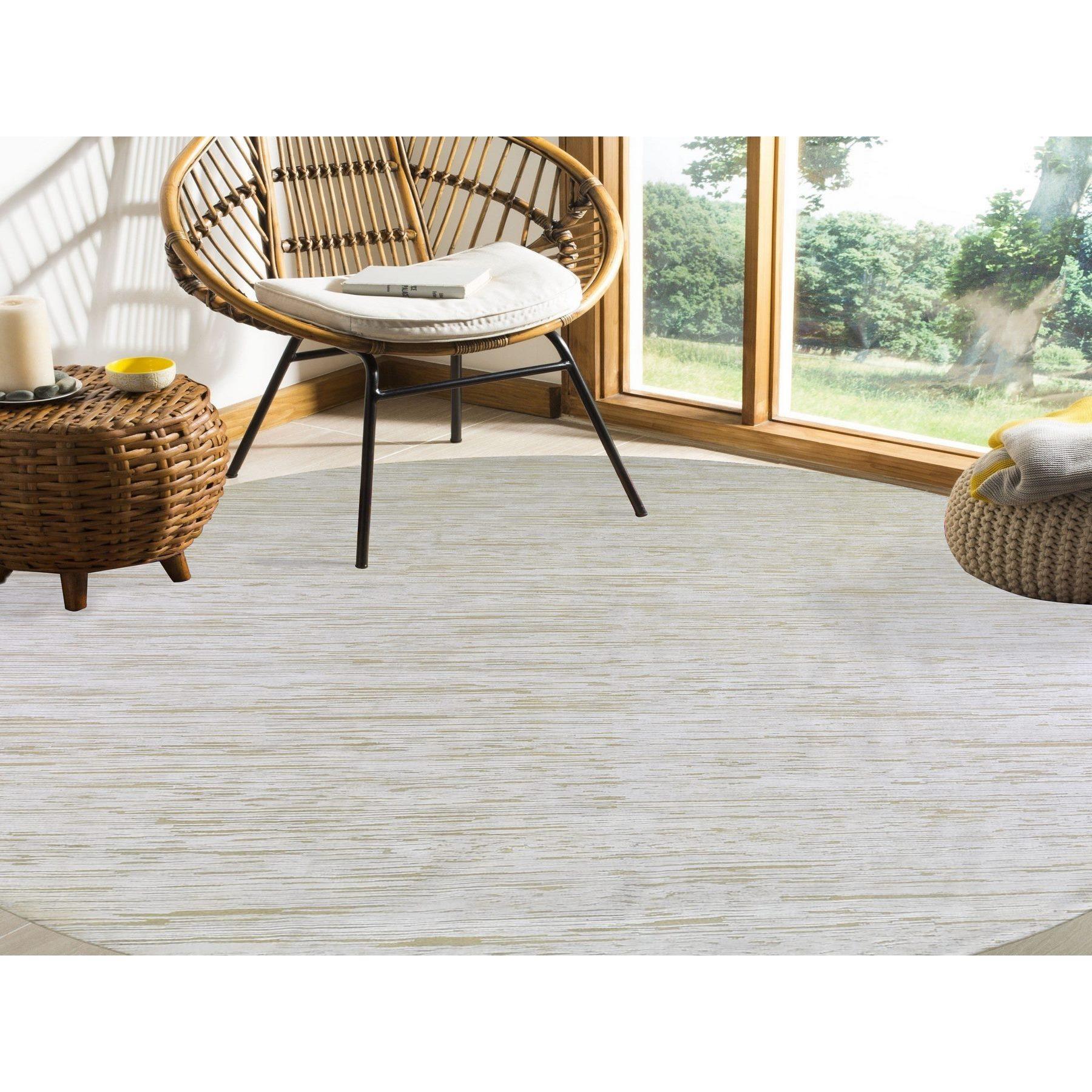 Dies ist eine wirklich echte one-of-a-kind Striae Design Hand geknüpft Elfenbein Seide mit strukturierter Wolle Ton in Ton Hi-Low Pile Round Oriental Rug. Es wurde monatelang in den jahrhundertealten persischen Webtechniken von erfahrenen