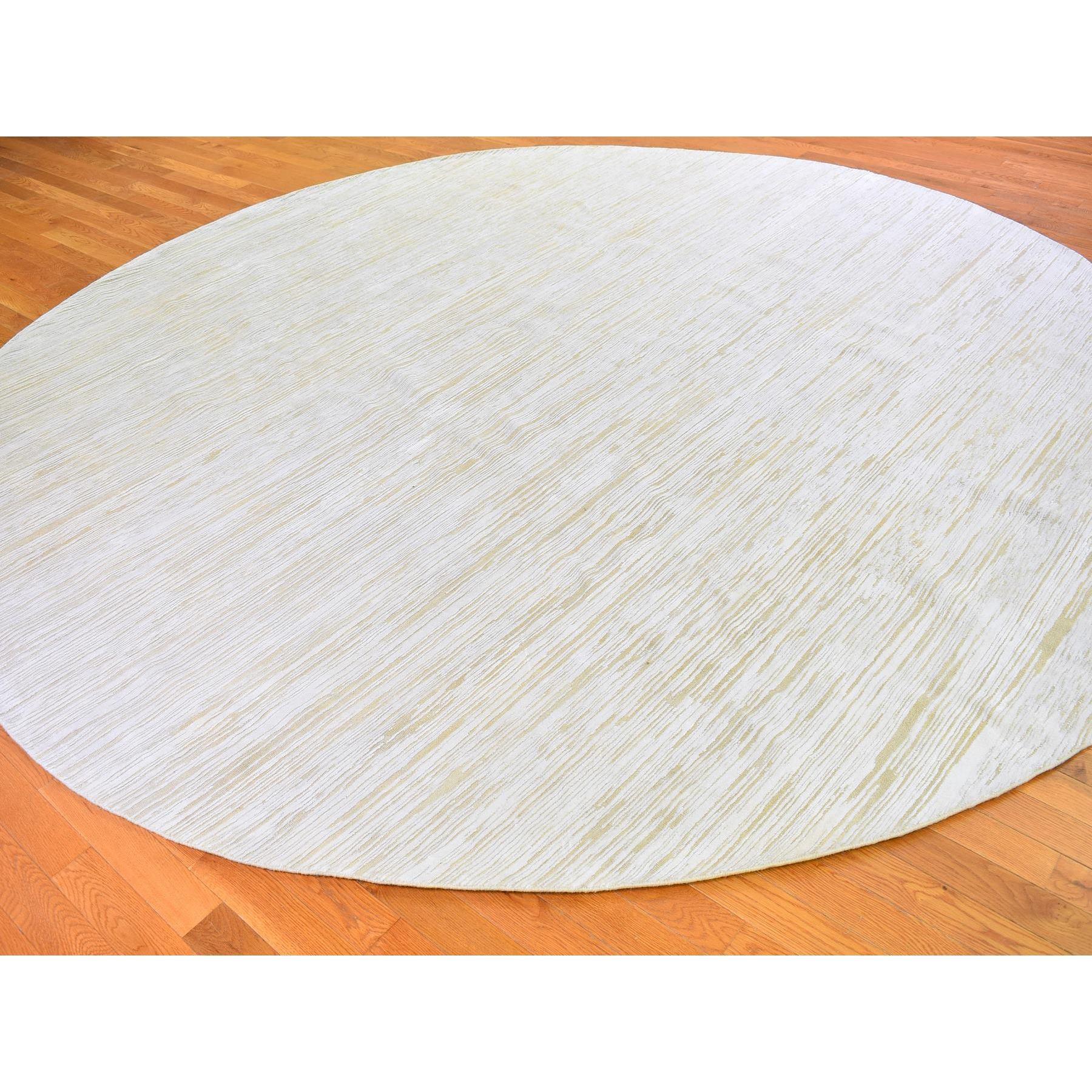 12'x12' Elfenbeinfarbener handgeknüpfter, runder orientalischer Teppich aus Seide mit Striae-Design und Wolle (Indisch) im Angebot