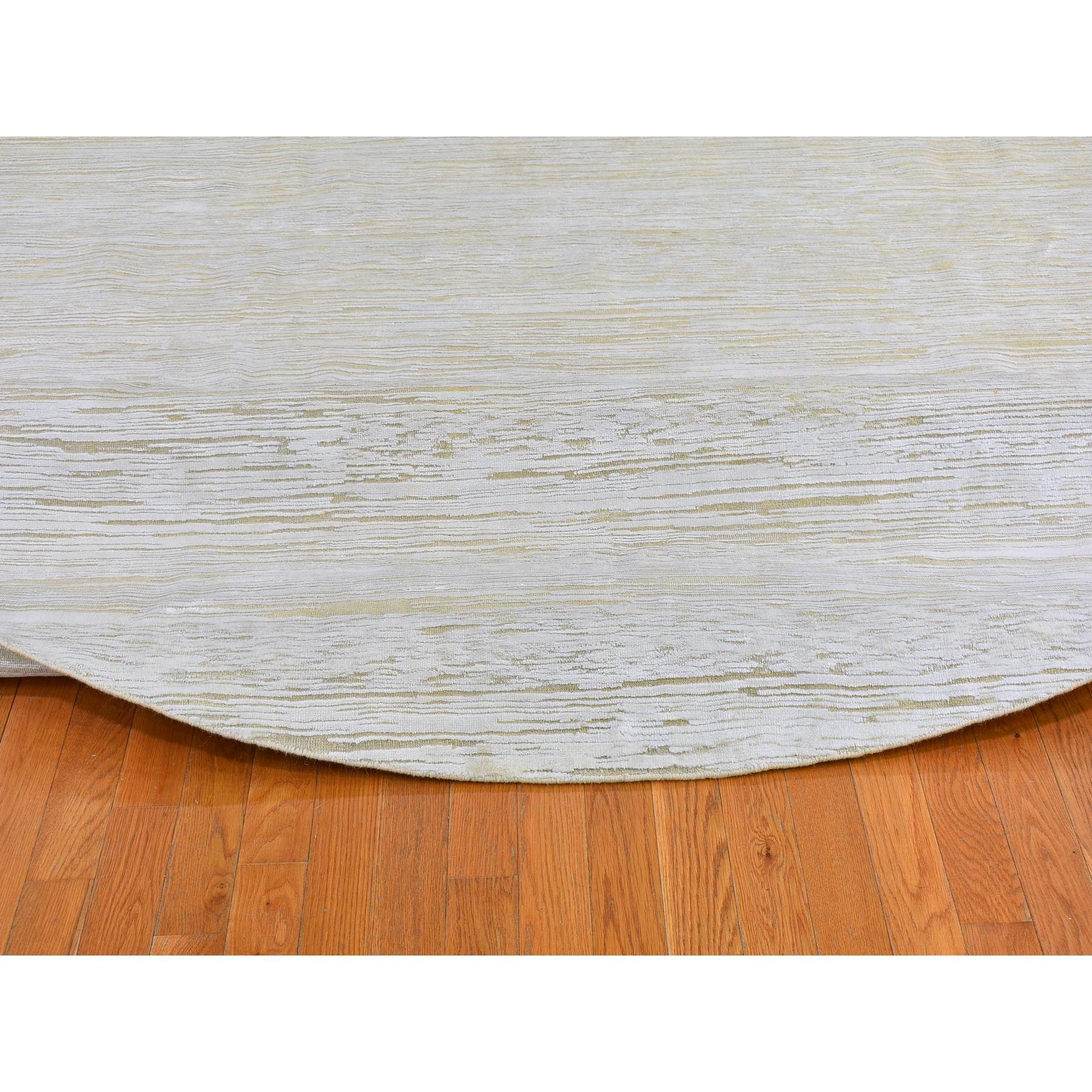12'x12' Elfenbeinfarbener handgeknüpfter, runder orientalischer Teppich aus Seide mit Striae-Design und Wolle (21. Jahrhundert und zeitgenössisch) im Angebot