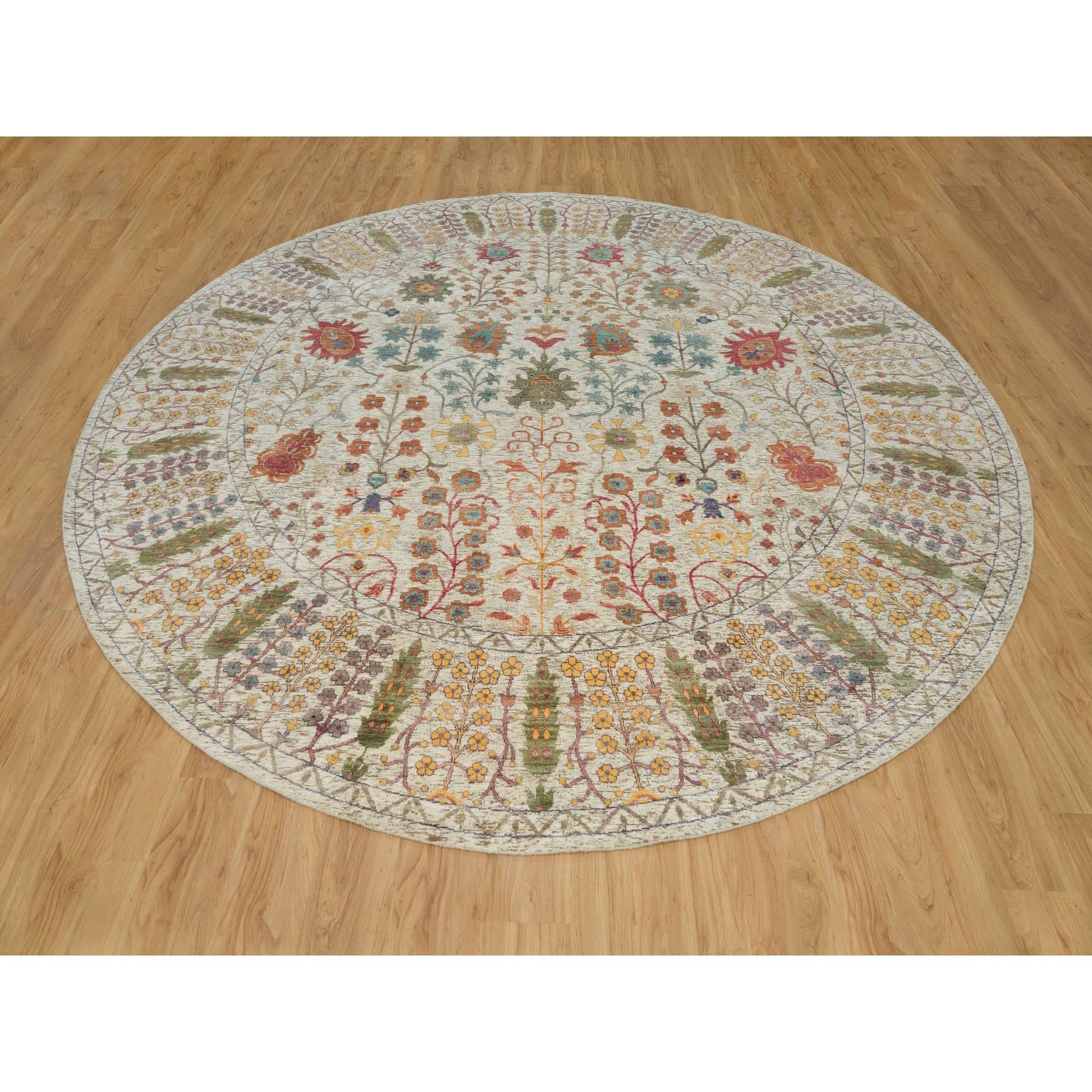 Dies ist eine wirklich echte one-of-a-kind Beige, Seide mit texturierter Wolle handgeknüpft, Directional Vase Design, quadratische Orientteppich. Es wurde monatelang von erfahrenen Kunsthandwerkern in jahrhundertealten Webtechniken geknüpft.
Primäre
