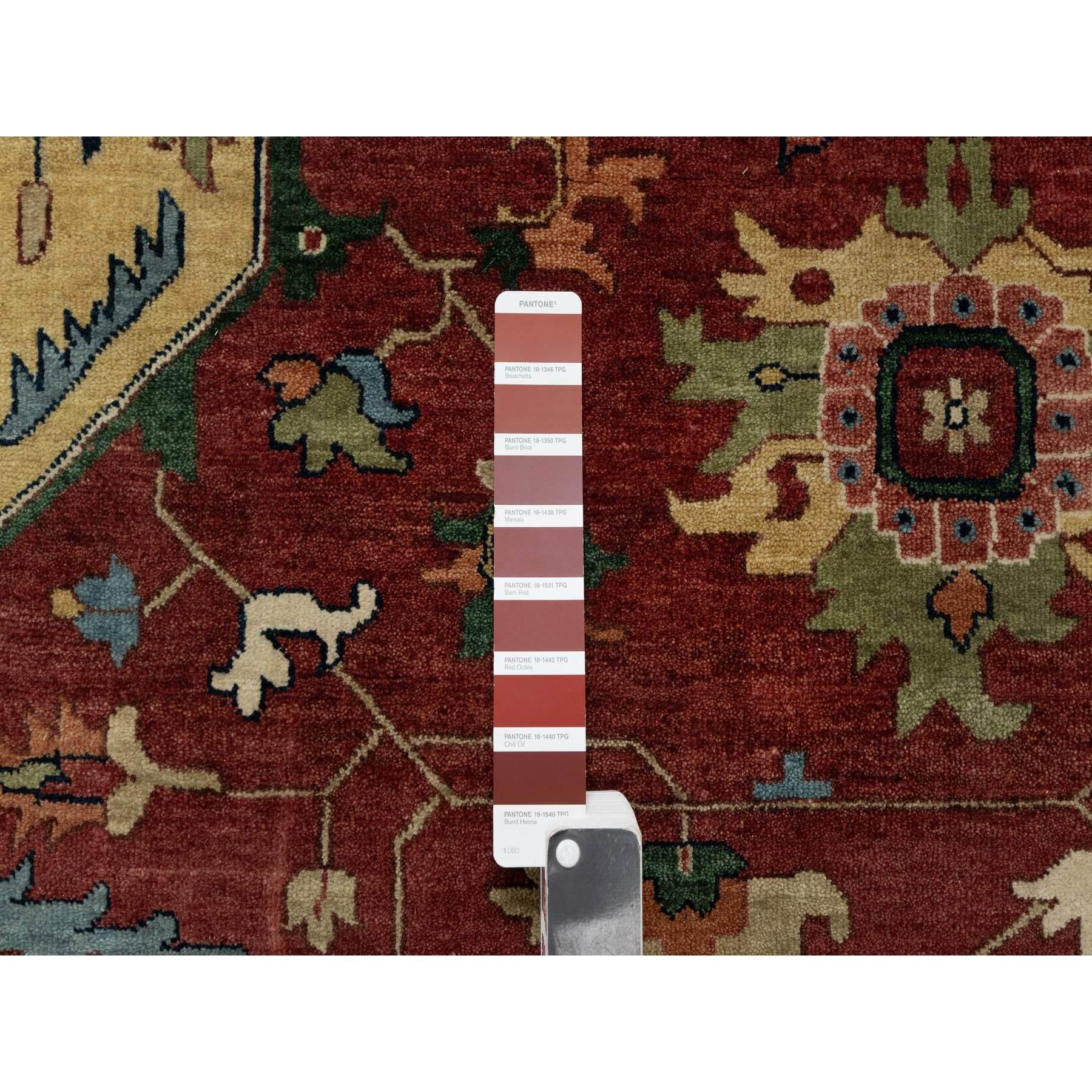 XXI secolo e contemporaneo Tappeto rotondo in lana annodata a mano 12'x12' rosso anticato Heriz Re-Creation Center Design in vendita