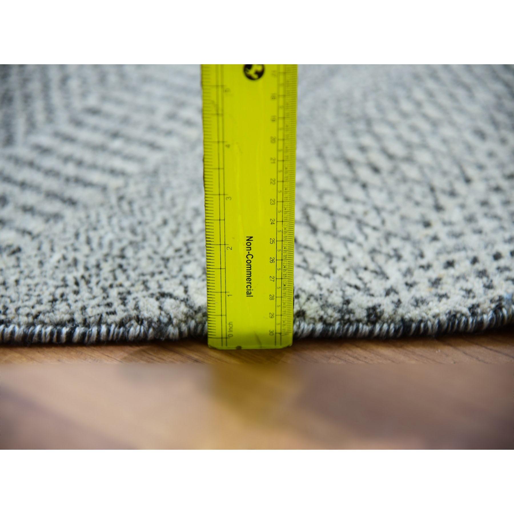 12'x12' Shower Gray Modern Undyed Wool Grass Design Hand Knotted Round Rugs (Tappeto rotondo annodato a mano) in vendita 2