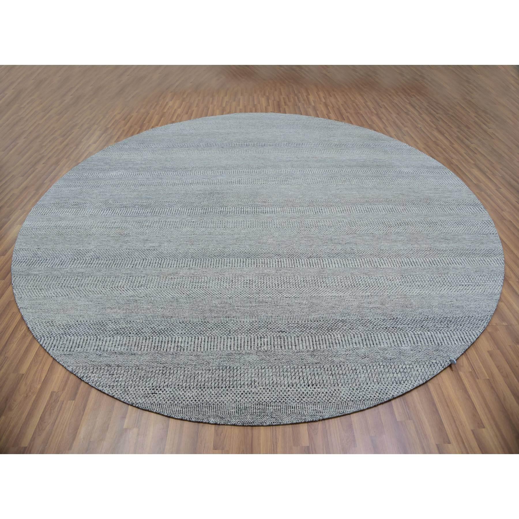 Si tratta di un autentico esemplare unico di Tappeto orientale in pura lana non colorata, tono su tono, design moderno a erba, annodato a mano. È stato annodato per mesi e mesi con tecniche di tessitura secolari da parte di artigiani.
Materiali