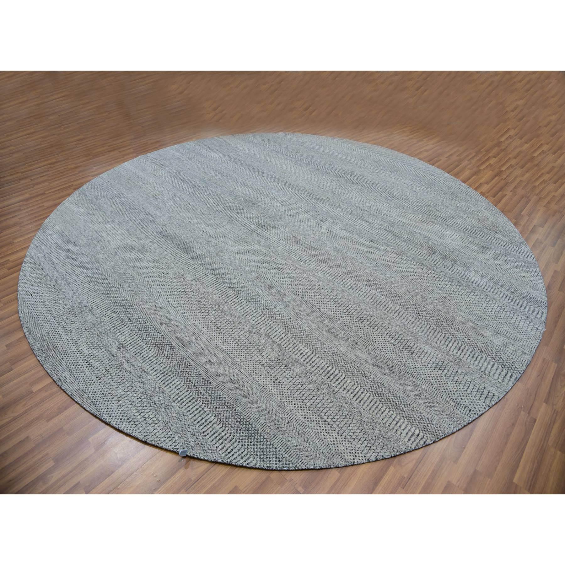 Moderno 12'x12' Shower Gray Modern Undyed Wool Grass Design Hand Knotted Round Rugs (Tappeto rotondo annodato a mano) in vendita