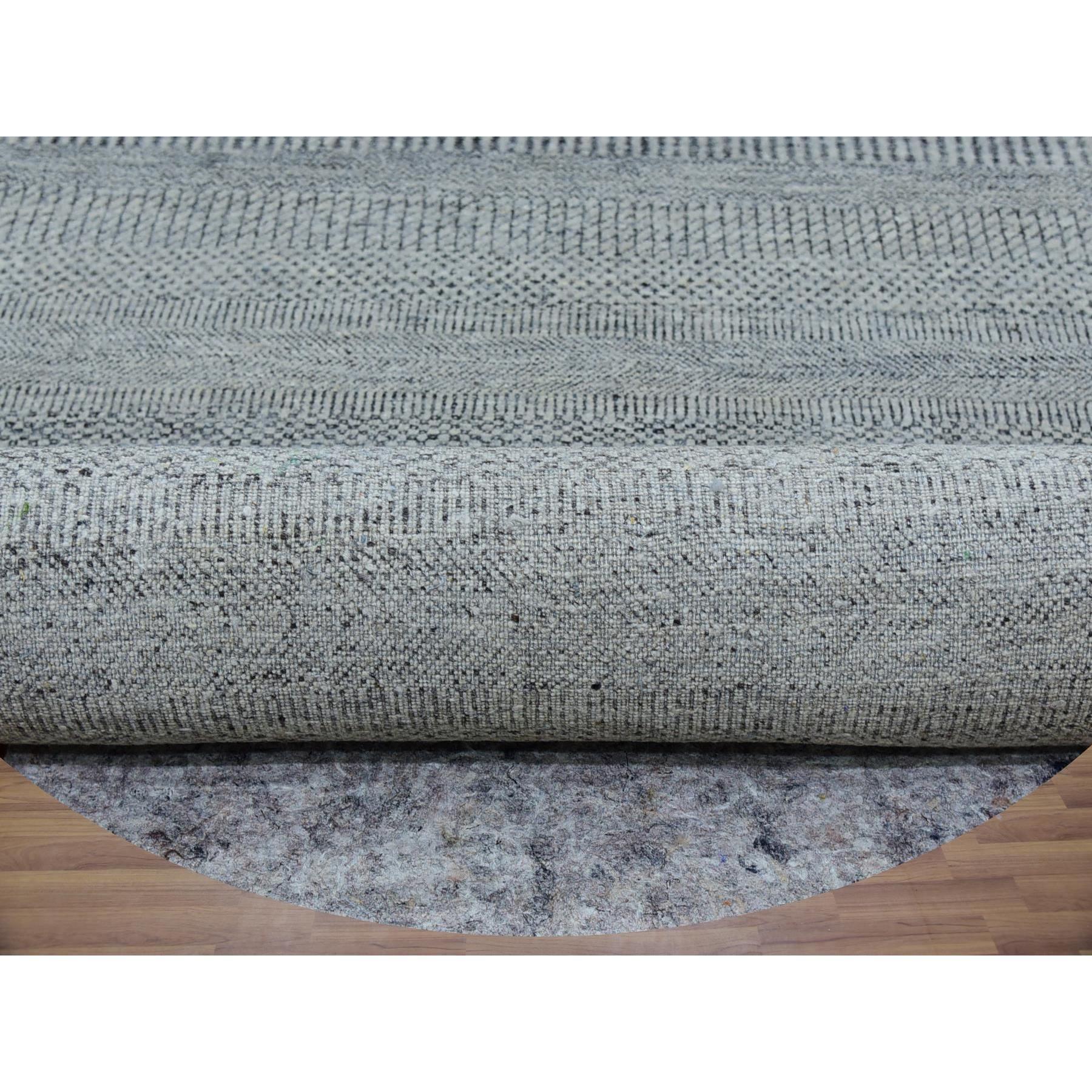 Indiano 12'x12' Shower Gray Modern Undyed Wool Grass Design Hand Knotted Round Rugs (Tappeto rotondo annodato a mano) in vendita