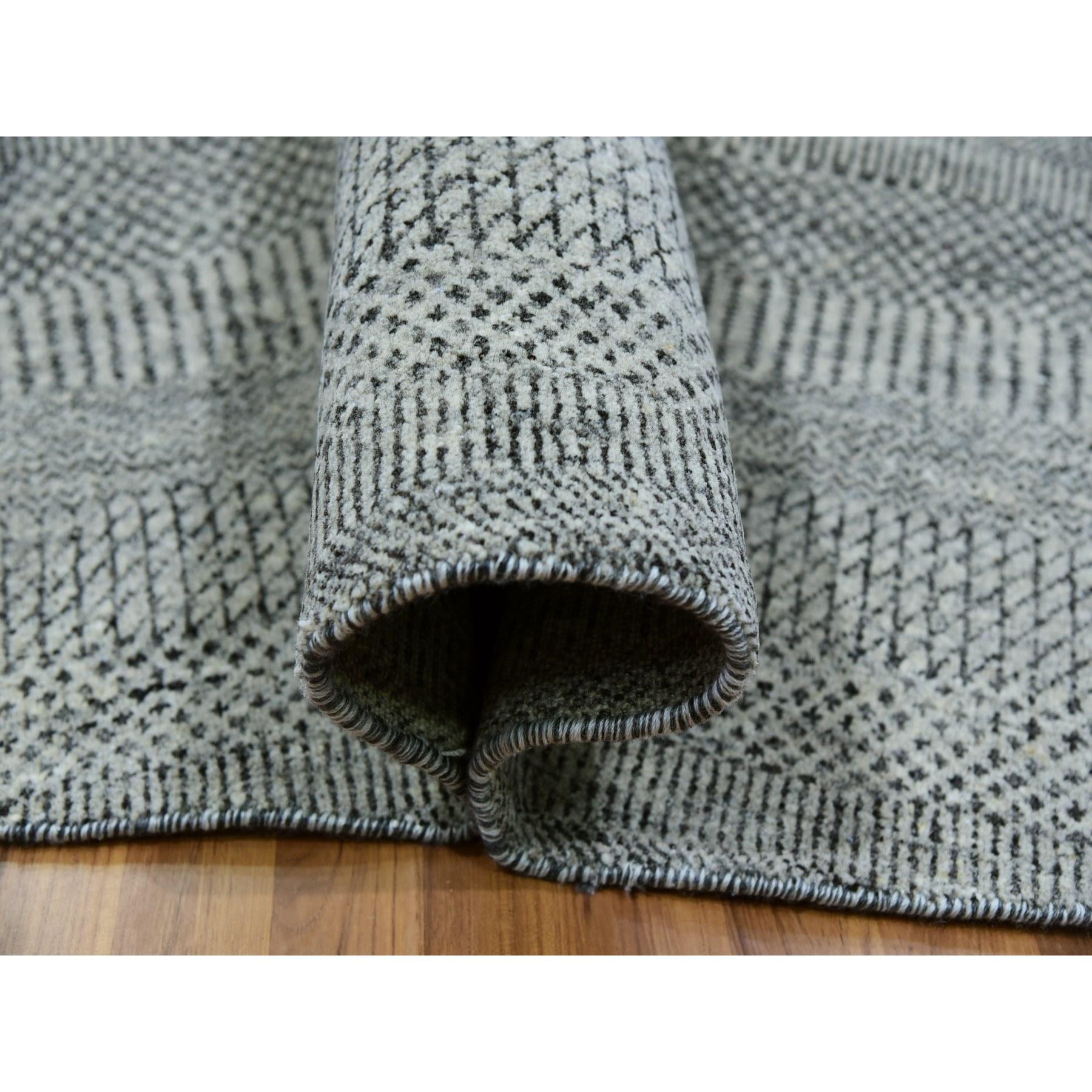 Annodato a mano 12'x12' Shower Gray Modern Undyed Wool Grass Design Hand Knotted Round Rugs (Tappeto rotondo annodato a mano) in vendita