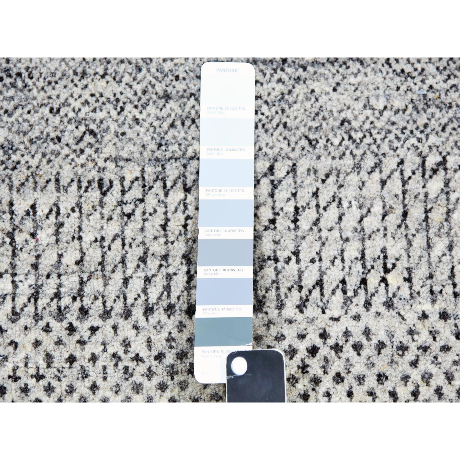 XXI secolo e contemporaneo 12'x12' Shower Gray Modern Undyed Wool Grass Design Hand Knotted Round Rugs (Tappeto rotondo annodato a mano) in vendita