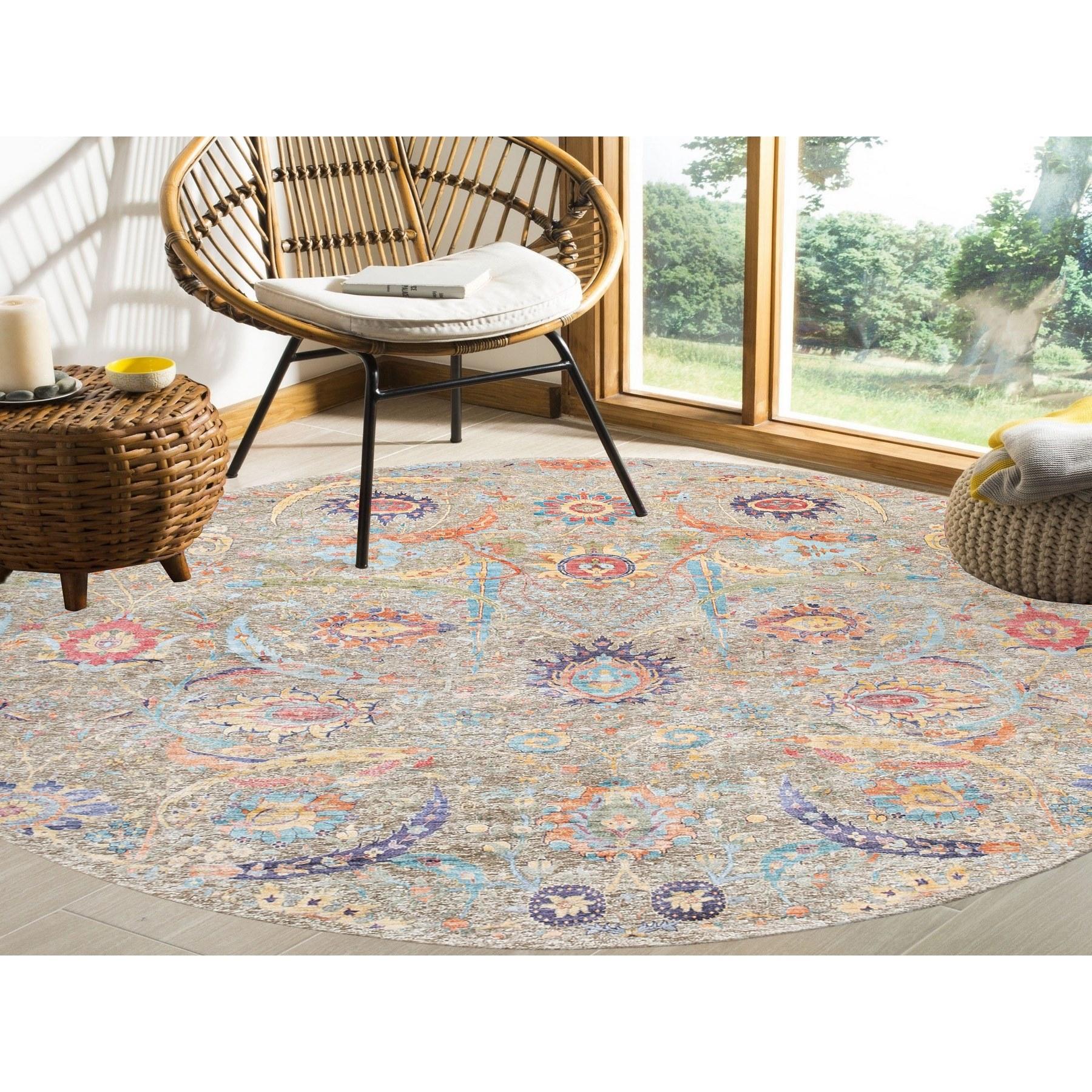 Dies ist eine wirklich echte one-of-a-kind Tan Seide mit strukturierter Wolle Sichel Blatt Design Hand geknüpft orientalischen runden Teppich. Es wurde monatelang von erfahrenen Kunsthandwerkern in jahrhundertealten Webtechniken geknüpft.
Primäre