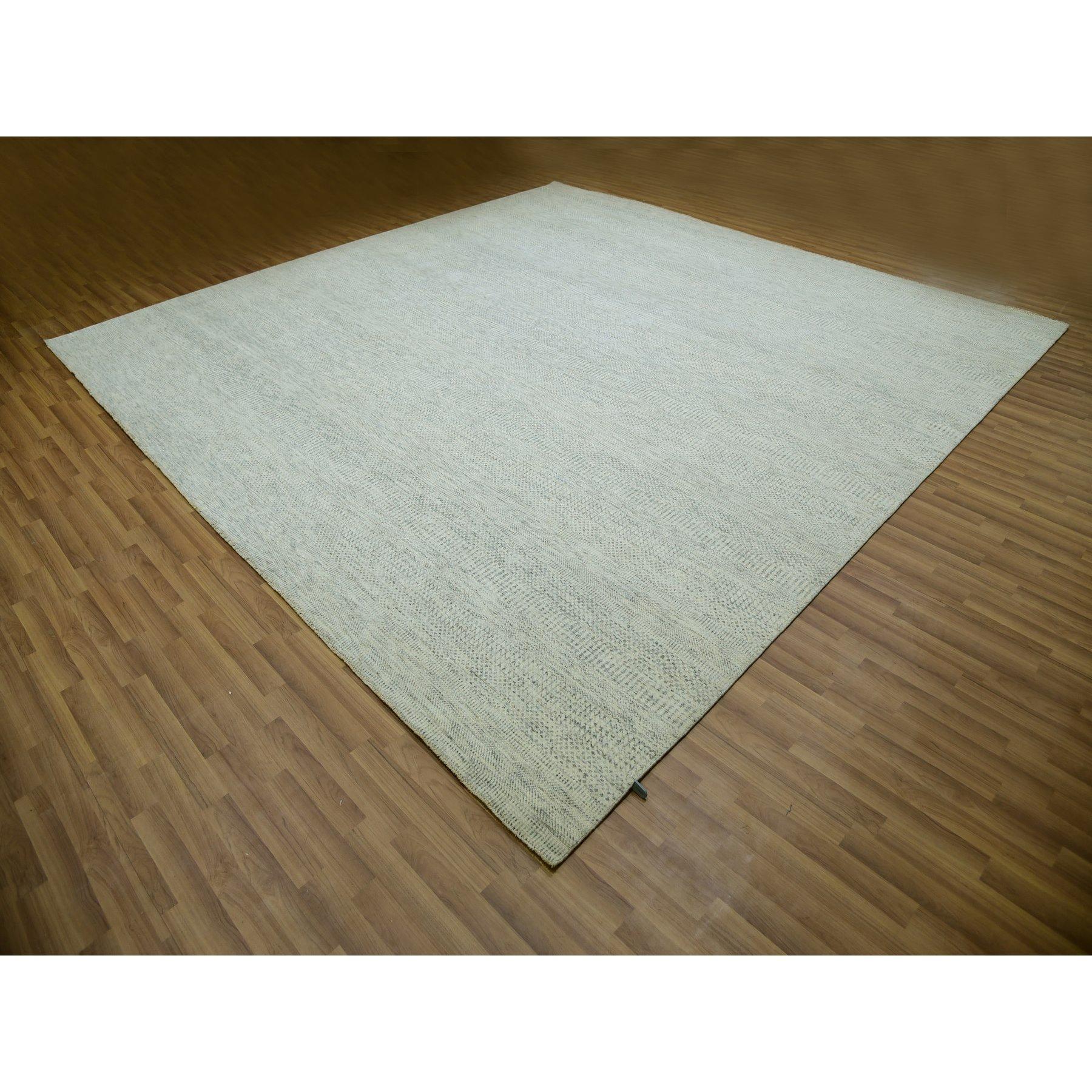 12'x12' Weißer, handgeknüpfter, moderner, quadratischer, grauer, getönter, 100 % Wollteppich mit Grasmuster auf Tone (Moderne) im Angebot