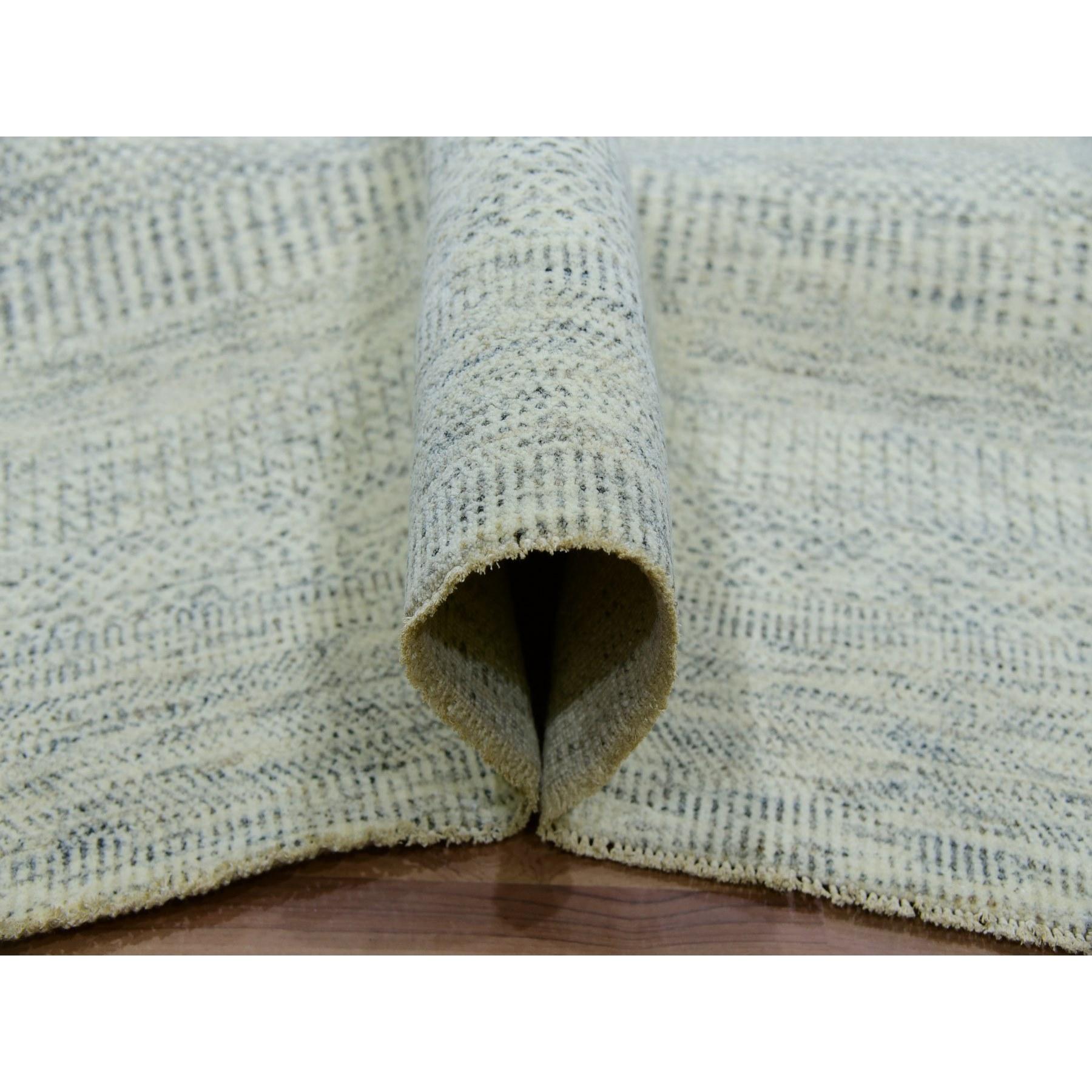 12'x12' Weißer, handgeknüpfter, moderner, quadratischer, grauer, getönter, 100 % Wollteppich mit Grasmuster auf Tone (Handgeknüpft) im Angebot