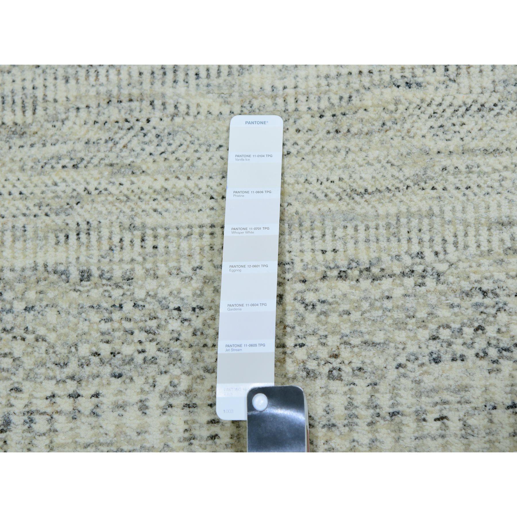 12'x12' Weißer, handgeknüpfter, moderner, quadratischer, grauer, getönter, 100 % Wollteppich mit Grasmuster auf Tone (21. Jahrhundert und zeitgenössisch) im Angebot