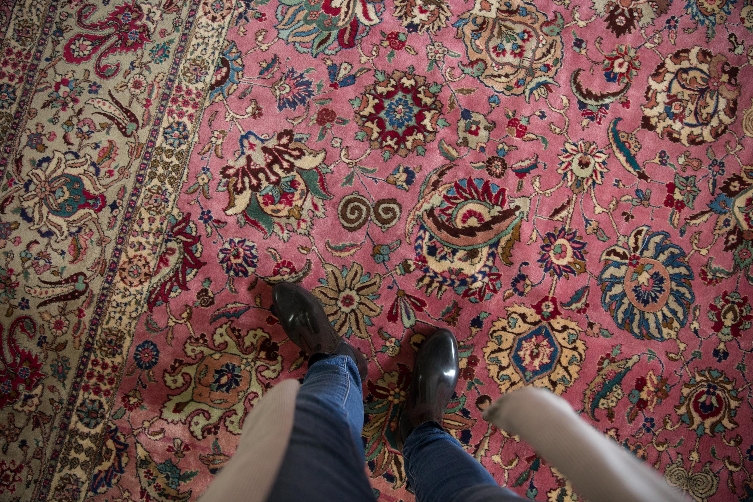 :: Bedecktes Feld mit äußerst detaillierten und einzigartigen Blumenpalmetten und Querschnitten, die in diagonaler und vertikaler Ausrichtung nach dem Gitterverfahren kartiert wurden. Zu den Farben und Schattierungen gehören: Rosa, Himmelblau,