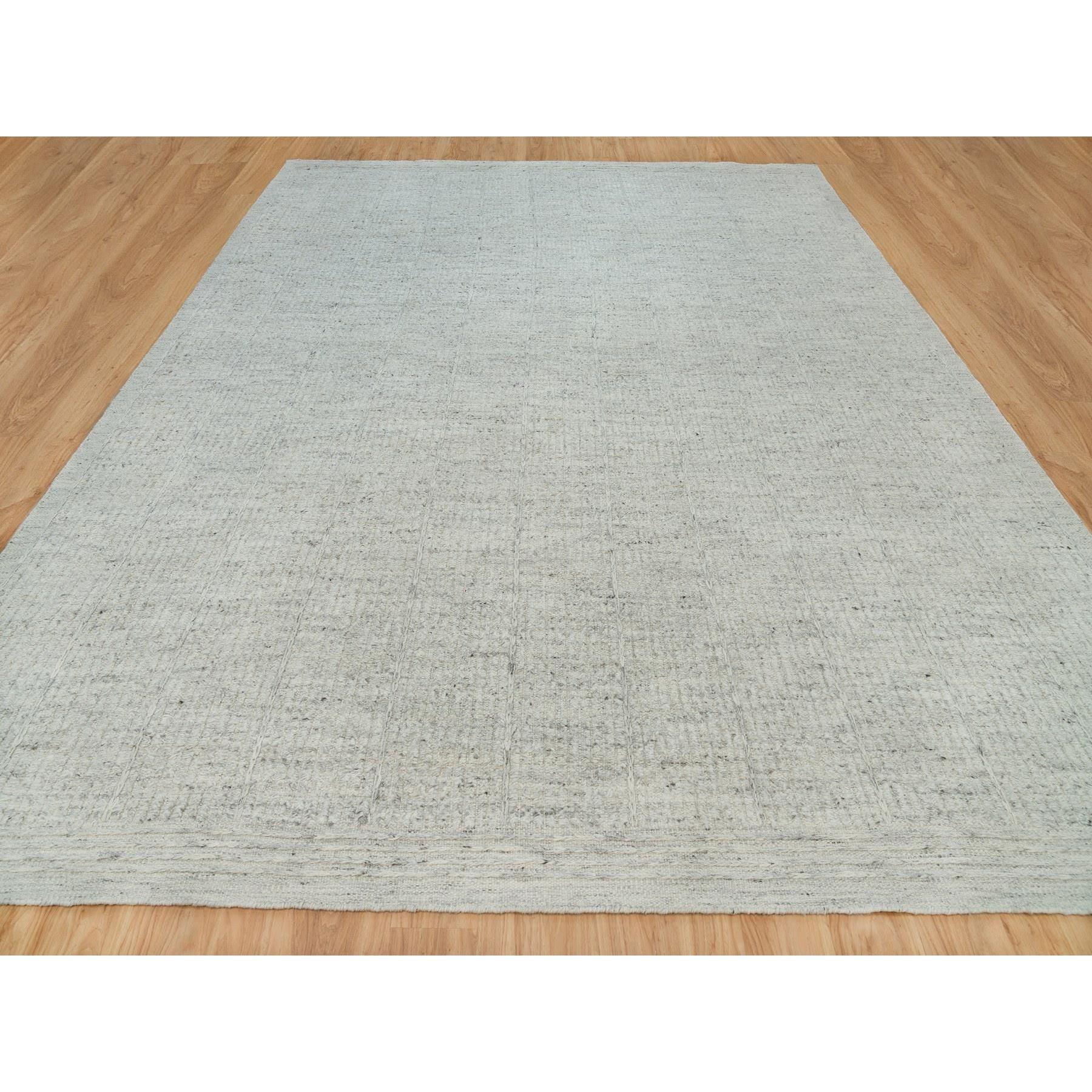 Si tratta di un autentico tappeto orientale unico nel suo genere, della Collezione Corde, tessuto a mano. È stato annodato per mesi e mesi con tecniche di tessitura secolari da parte di artigiani.
Materiali primari: Lana
Lattice: No Pile 
altezza:
