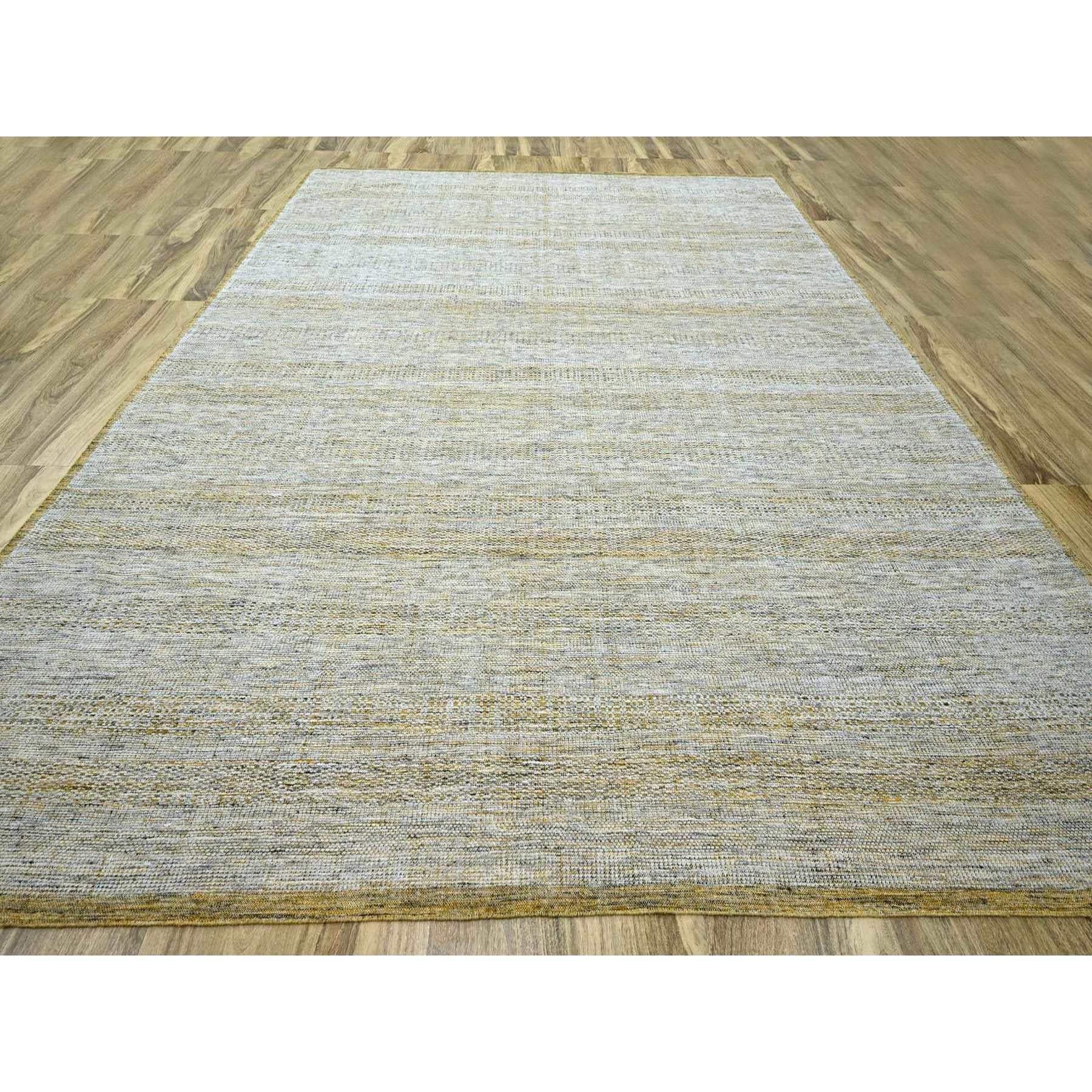 Tappeto orientale giallo senape, disegno dell'erba ossidato e invecchiato con orditi a vista, lana organica, annodato a mano, di dimensioni eccessive, XL
Materiali primari: Lana
Lattice: No Pile 
altezza: 0,25 pollici
Stile: Contemporaneo
Colore