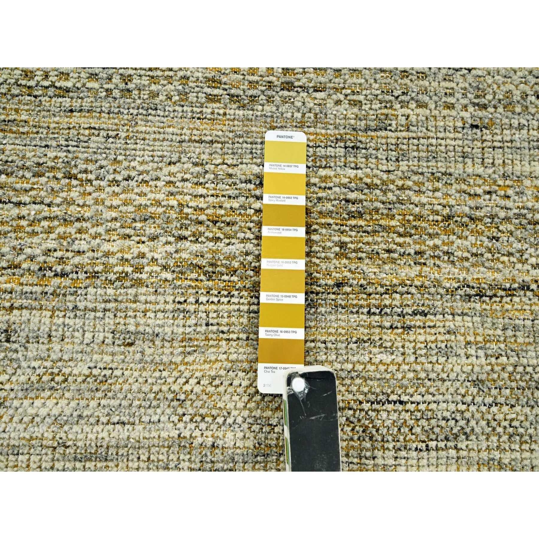 XXI secolo e contemporaneo Tappeto XL in lana annodato a mano con disegno dell'erba giallo ossidato e invecchiato 12'x14'10