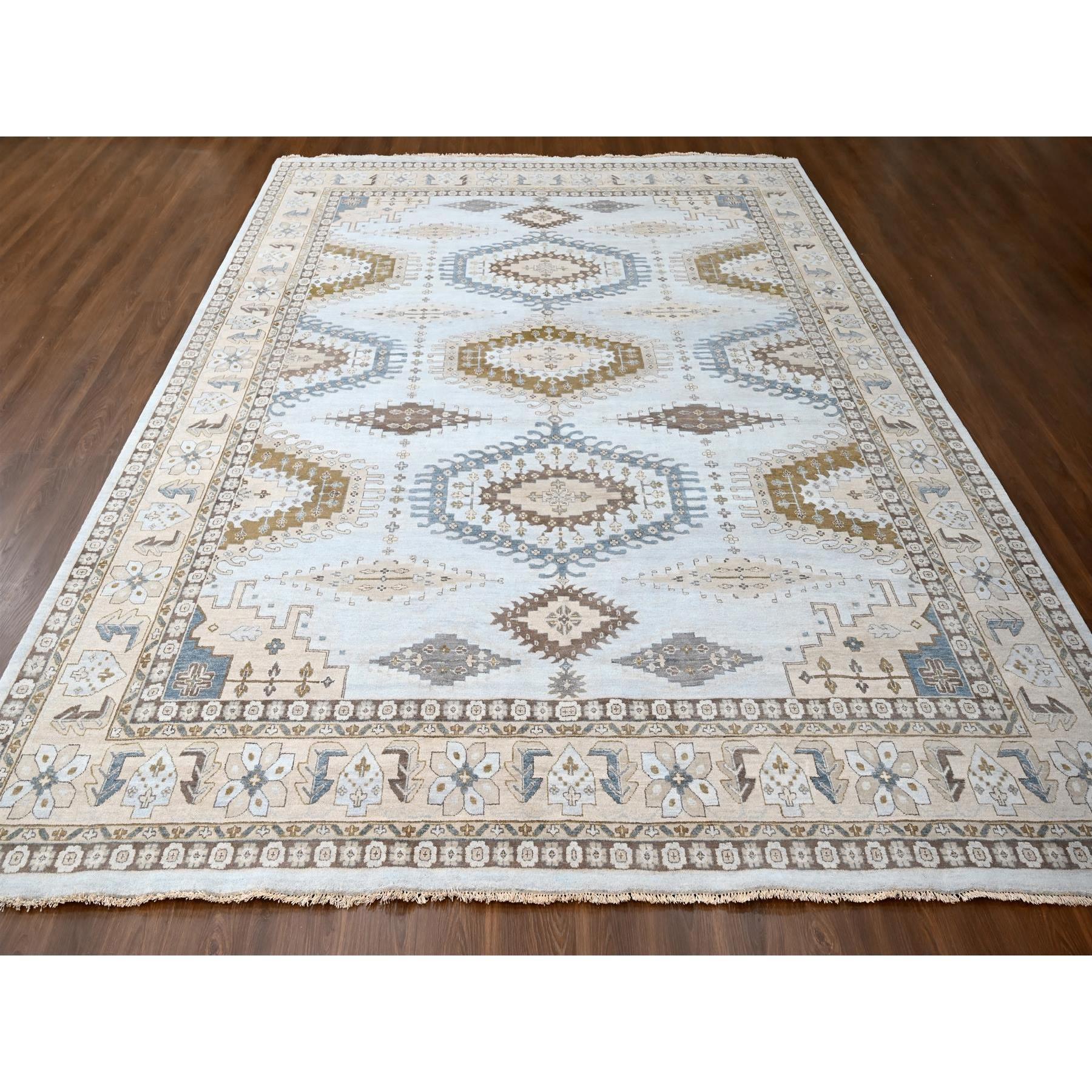 Gris nuage, design géométrique inspiré des villages persans, pure laine, teintures naturelles, tissage plus dense, noué à la main, tapis oriental surdimensionné
Matières premières : Laine
Latex : Pas de poils 
hauteur : 0,25 pouces
Style :