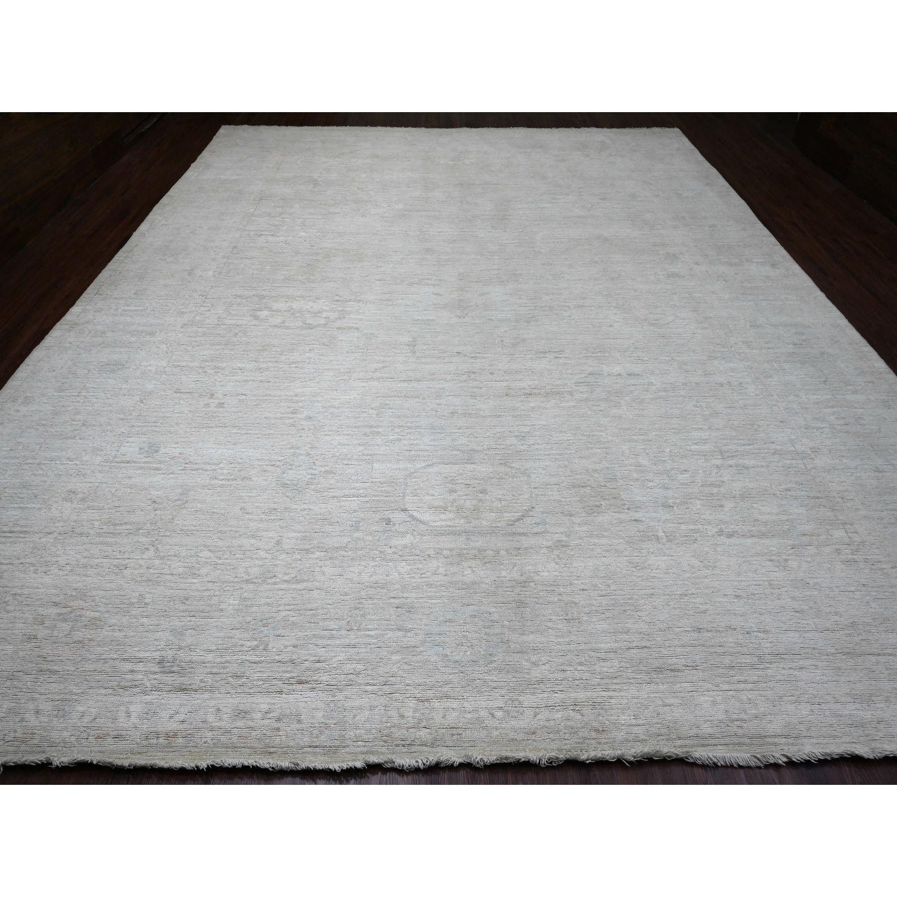 Cascading White, Handgeknüpft, Afghanischer Angora Oushak mit All-Over-Blatt-Muster, Natürliche Farbstoffe, 100% Wolle, Übergröße, Orientteppich
Primäre MATERIALIEN: Wolle
Latex: Nein Florhöhe: 0.25 Zoll
Stil: Transitional
Grundfarbe: