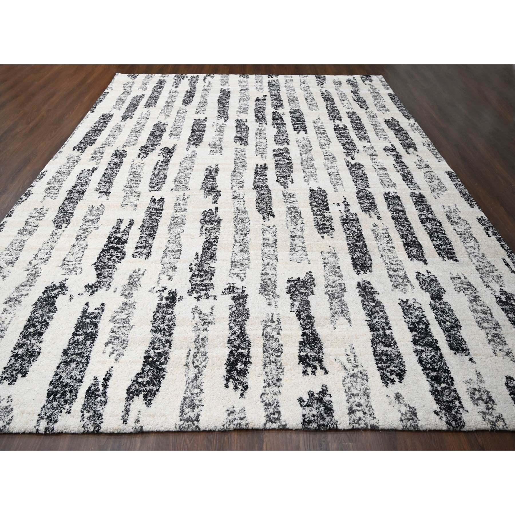 Noir et ivoire, By Design Modern Column Erased, Épais et pelucheux, Laine biologique non teintée, Noué à la main, Tapis d'Orient surdimensionné
Matières premières : Laine
Latex : Pas de poils
hauteur : 0,25 pouces
Style : Décontracté
Couleur