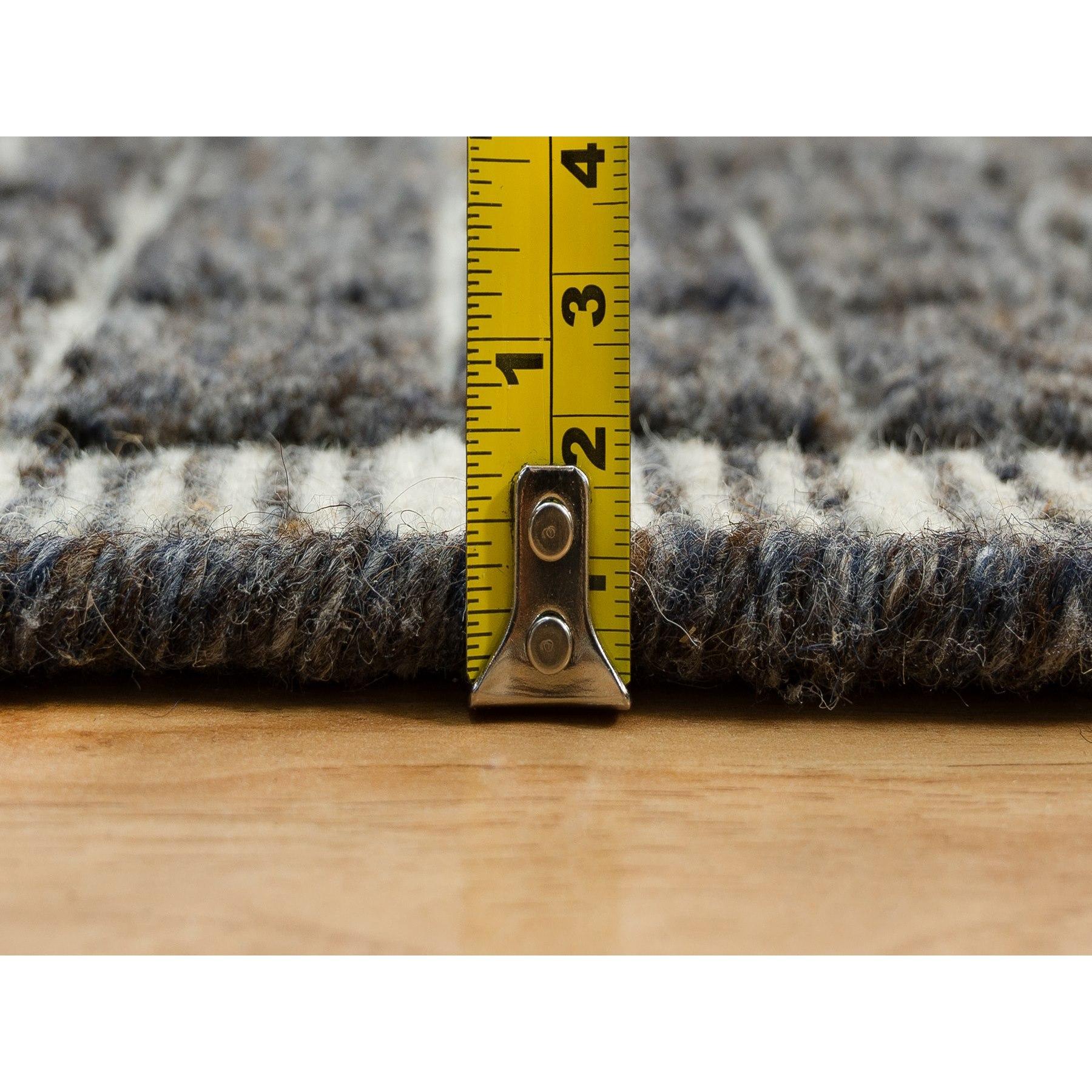 Tappeto sovradimensionato Jet Gray con design moderno a scatola e lana liscia lavorata a telaio. in vendita 2