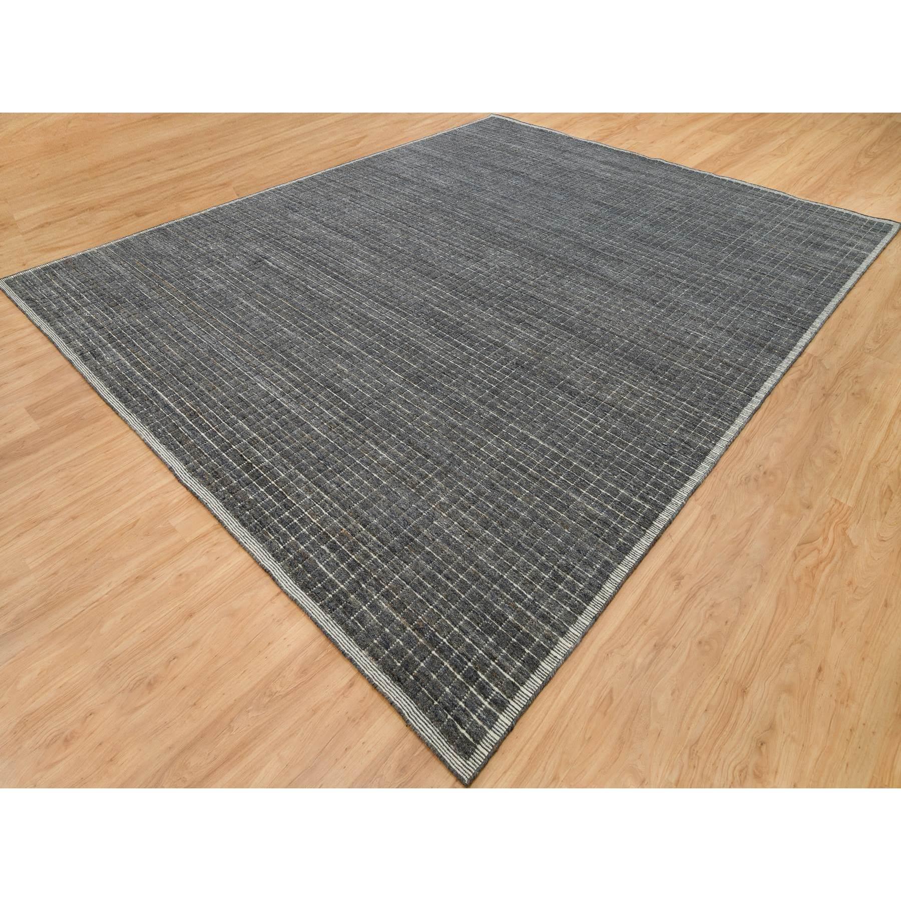 Moderno Tappeto sovradimensionato Jet Gray con design moderno a scatola e lana liscia lavorata a telaio. in vendita