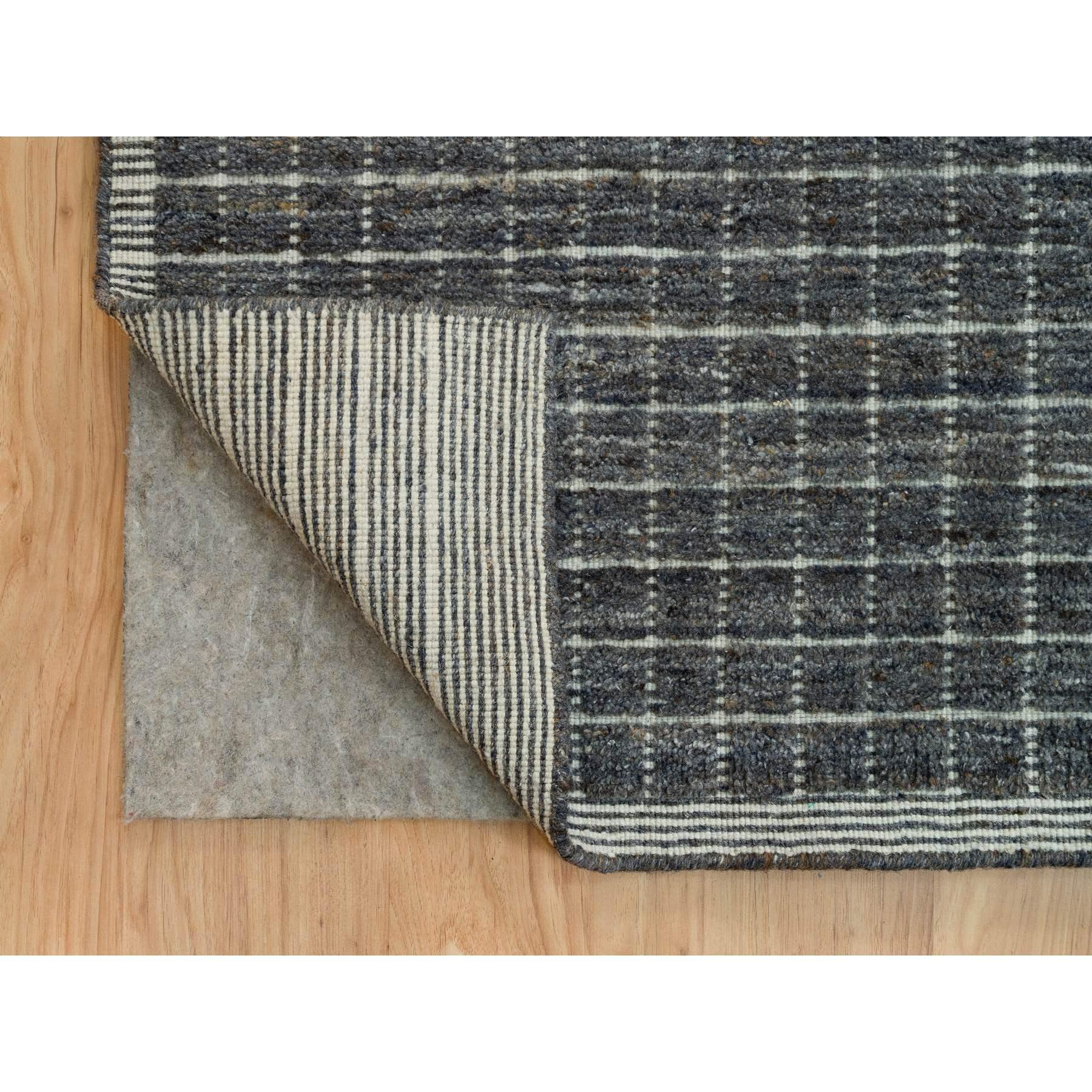 Indiano Tappeto sovradimensionato Jet Gray con design moderno a scatola e lana liscia lavorata a telaio. in vendita