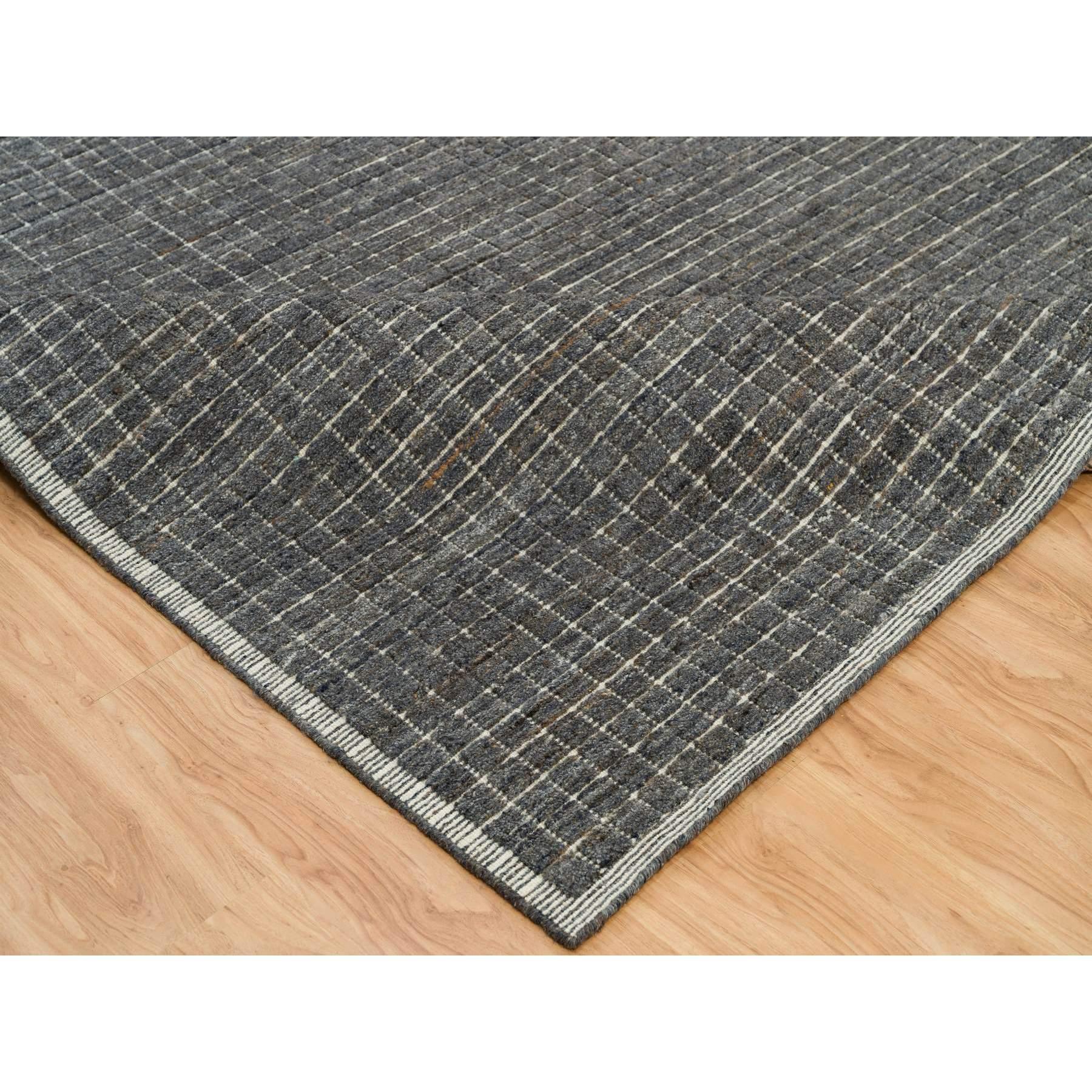 Tappeto sovradimensionato Jet Gray con design moderno a scatola e lana liscia lavorata a telaio. In condizioni Nuovo in vendita a Carlstadt, NJ