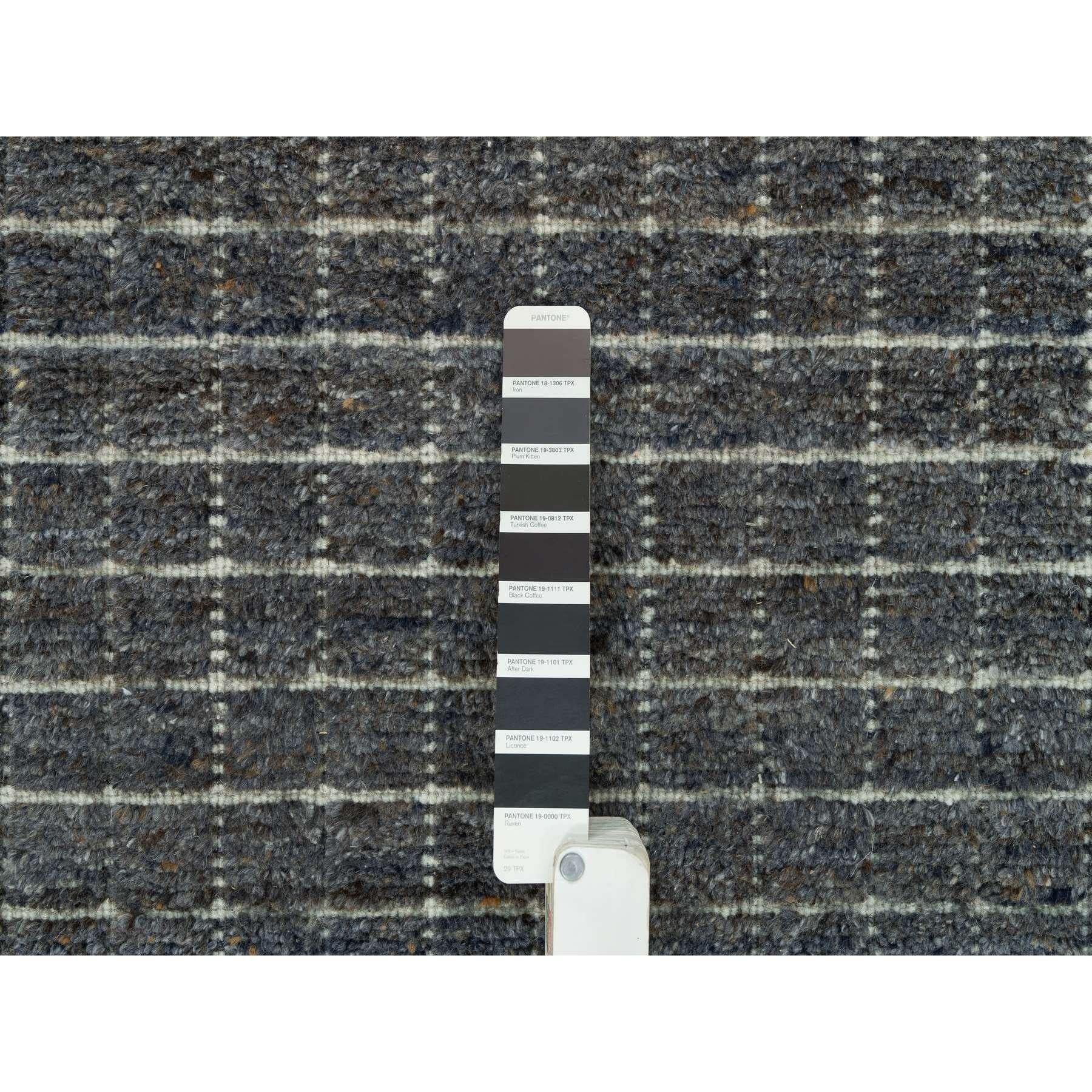 XXI secolo e contemporaneo Tappeto sovradimensionato Jet Gray con design moderno a scatola e lana liscia lavorata a telaio. in vendita