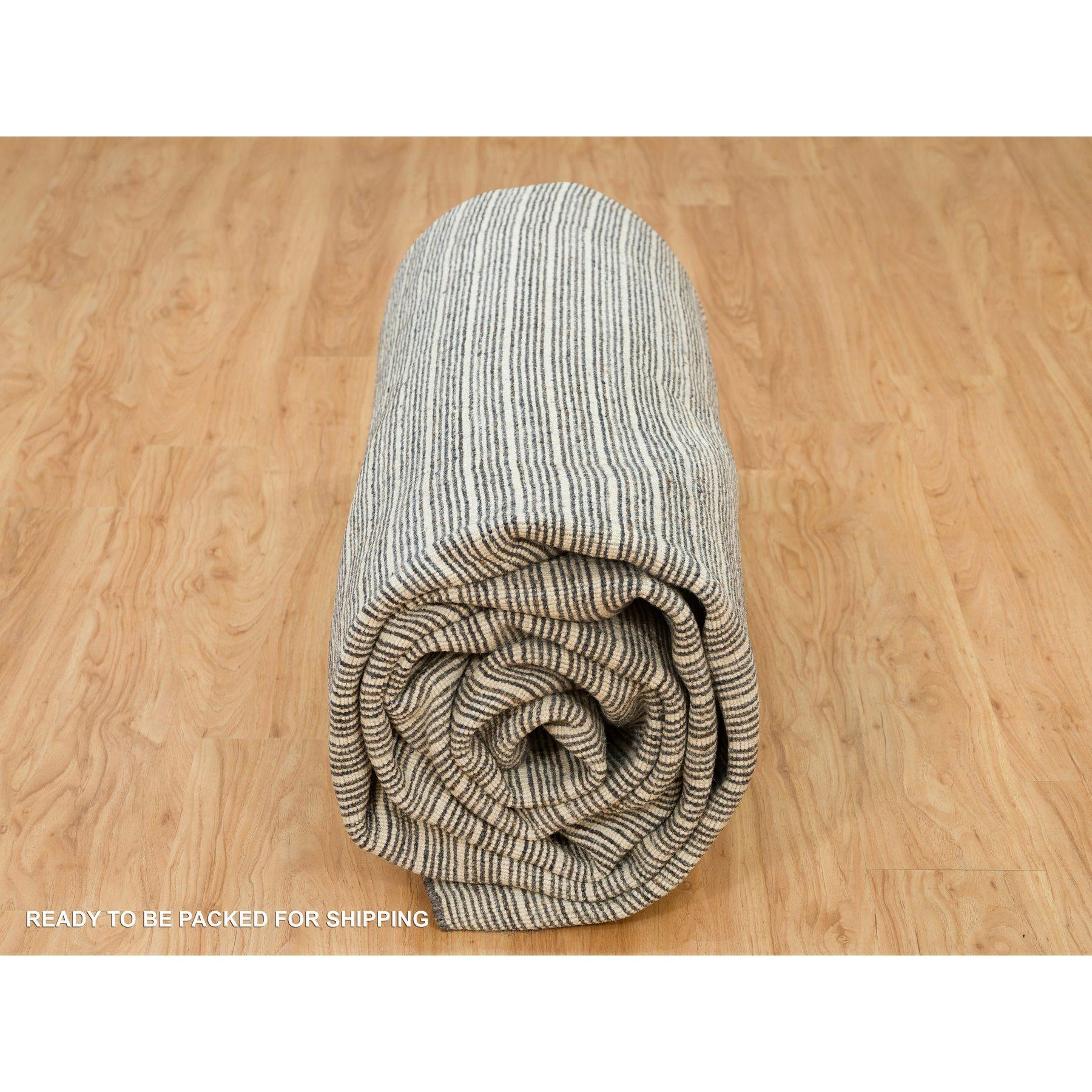 Tappeto sovradimensionato Jet Gray con design moderno a scatola e lana liscia lavorata a telaio. in vendita 1