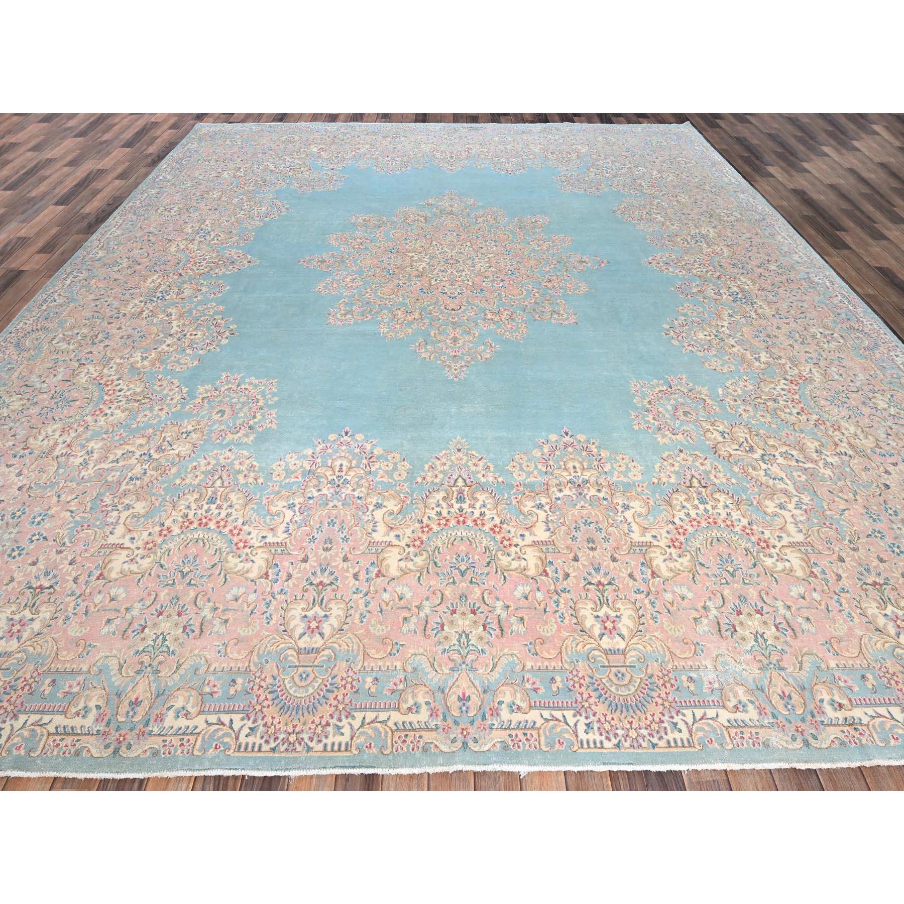 Misty Blue, Vintage Persian Kerman, sauber und weich, beschädigt und gleichmäßig abgenutzt, 100% Wolle, handgeknüpft, Seiten und Enden gesichert, keine Löcher, XL, überdimensioniert, Orientteppich
Primäre MATERIALIEN: Wolle
Latex: Kein Flor 
Höhe: