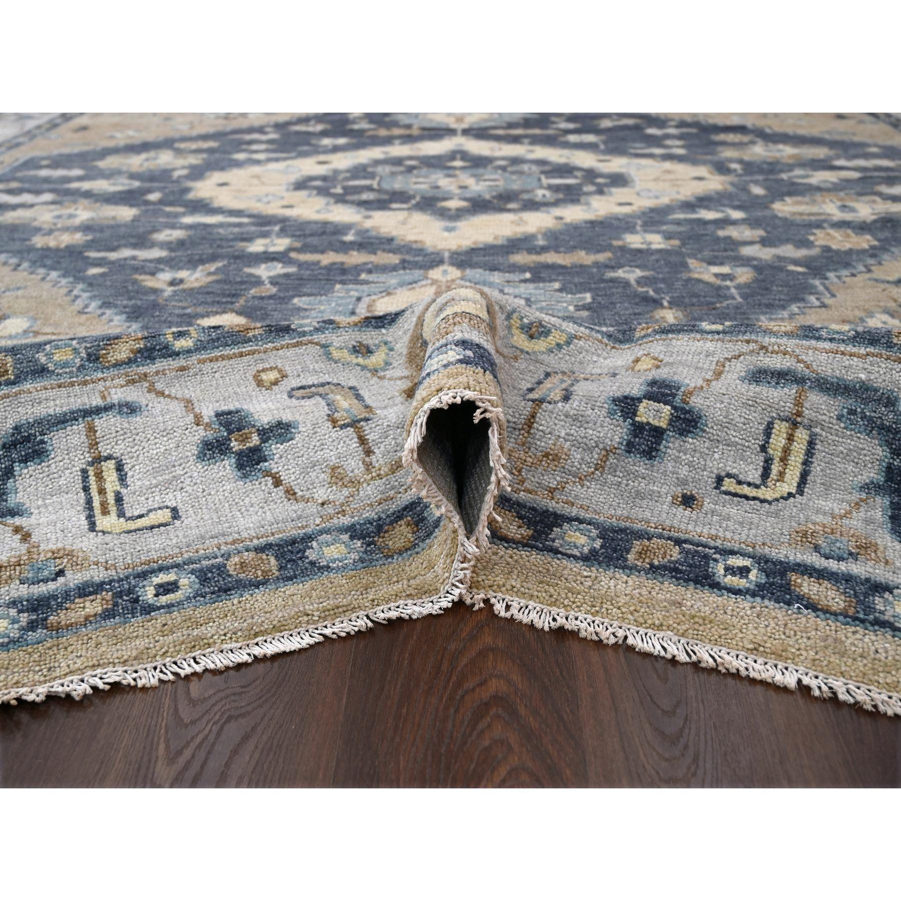 Alfombra oriental oversize de lana orgánica con diseño Bakshaish azul marino 12'x14'9 Anudado a mano en venta
