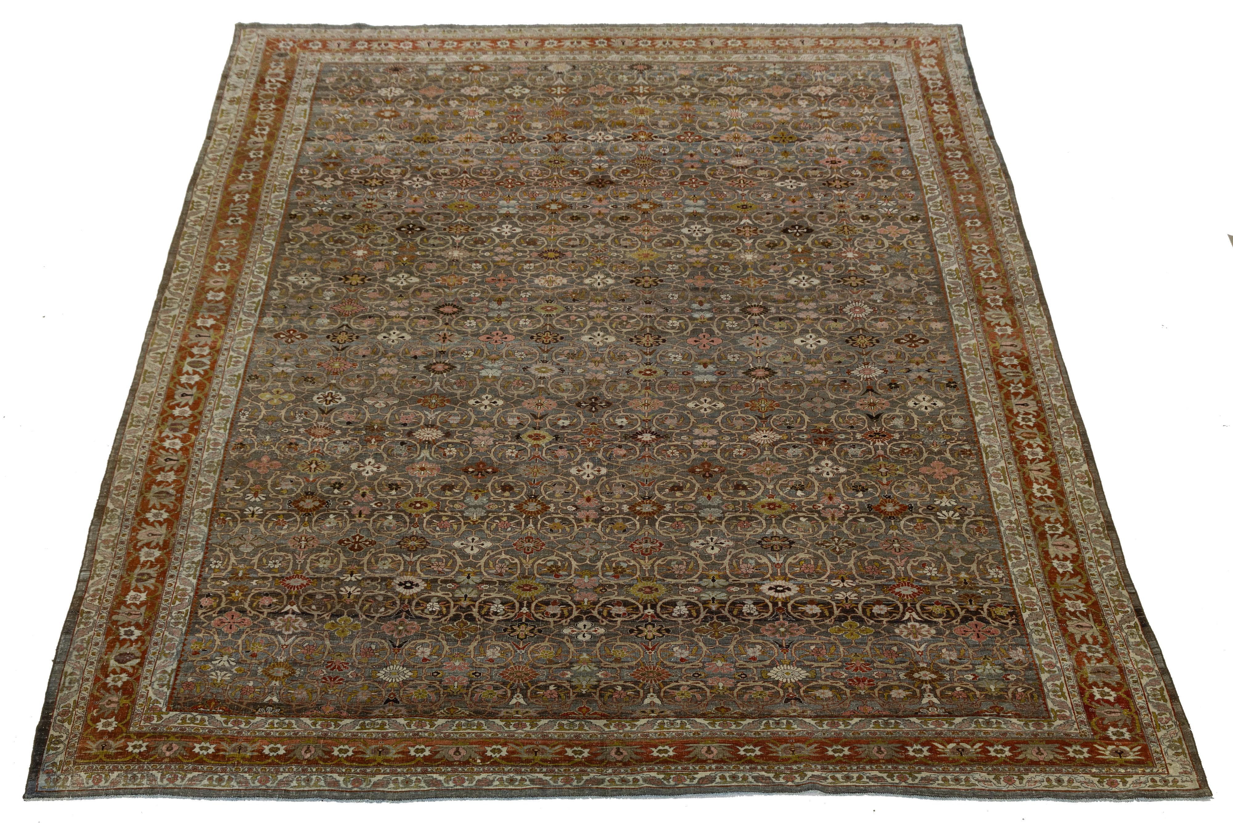 Dieser exquisite antike Bidjar-Teppich zeichnet sich durch ein detailreiches Medaillon- und Blumenmuster in erdigen Rot-, Grün- und Goldtönen aus. Dieses persische Meisterwerk, das für seinen schweren Wollflor und seine eisenähnliche Haltbarkeit