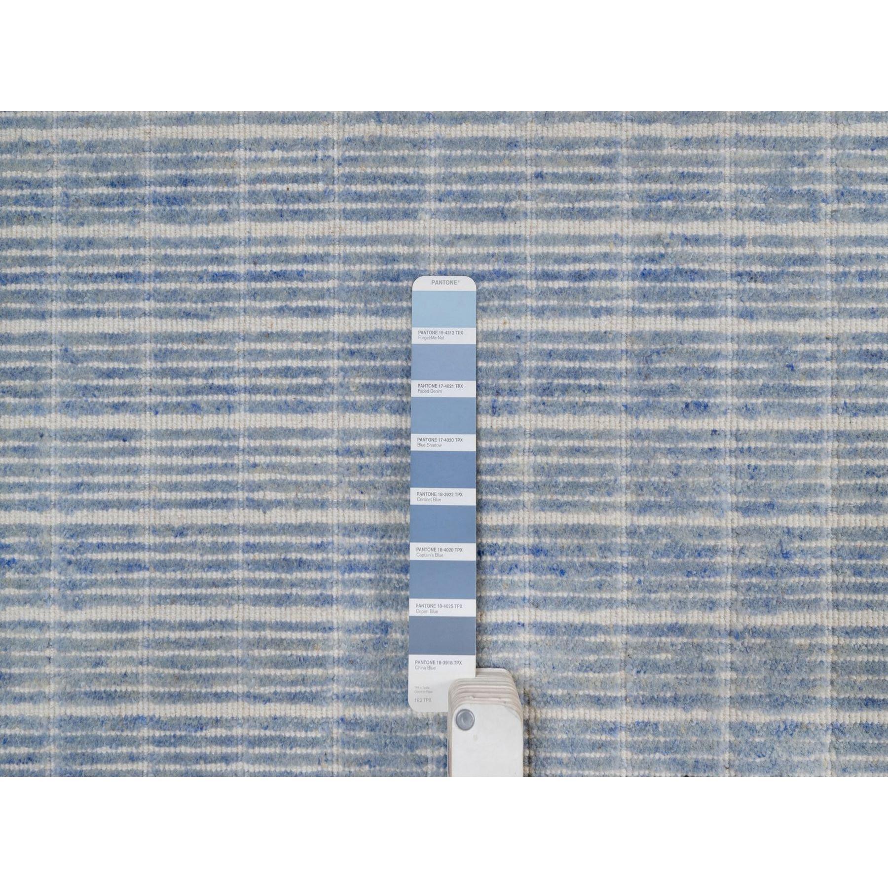 XXIe siècle et contemporain 12'x15' Bleu délavé Décor moderne uni Design/One Rugs Laine noués XL en vente