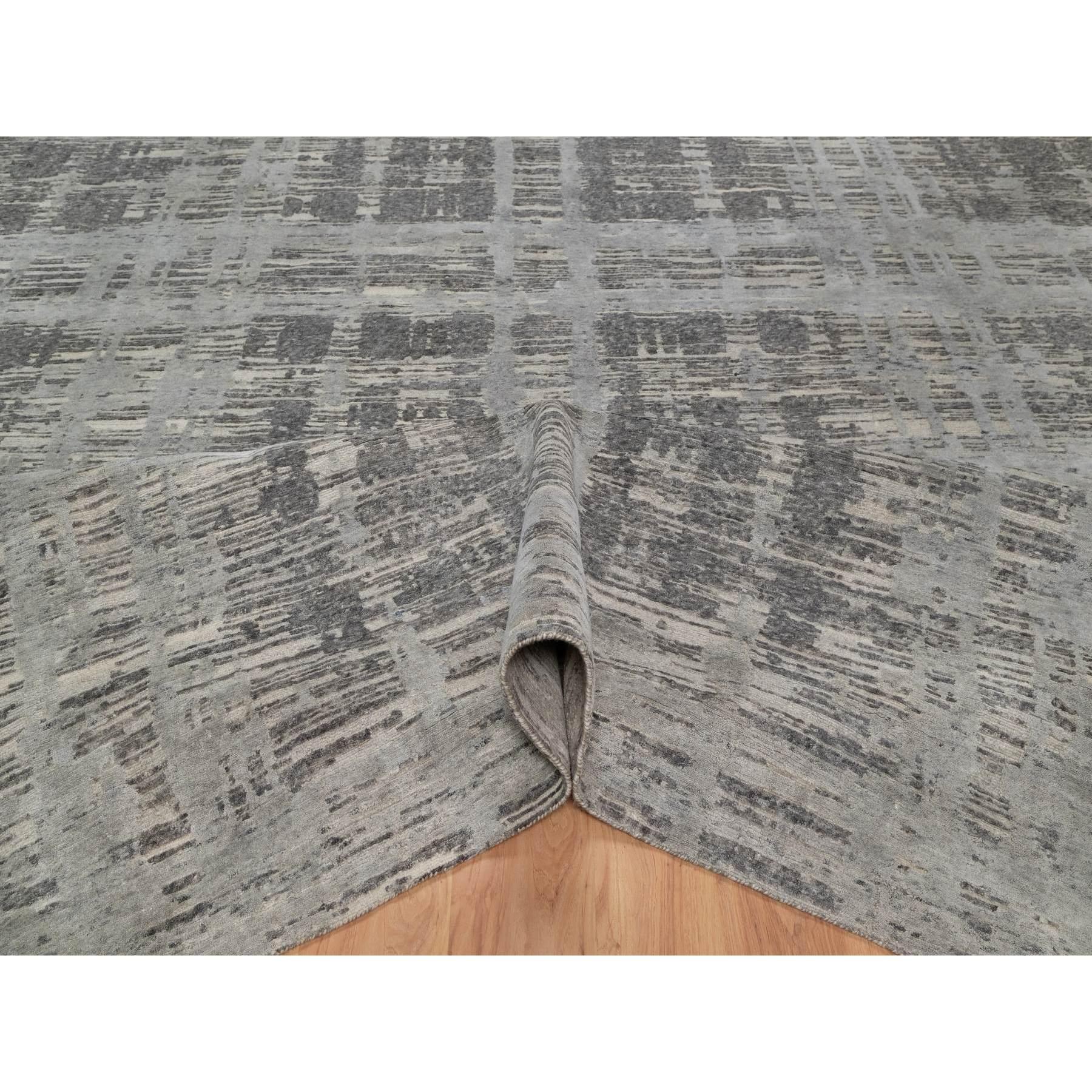 12'x15' Gray Modern Criss Cross Erased Design Hand Knotted Natural Wool XL Rug (Handgeknüpft) im Angebot
