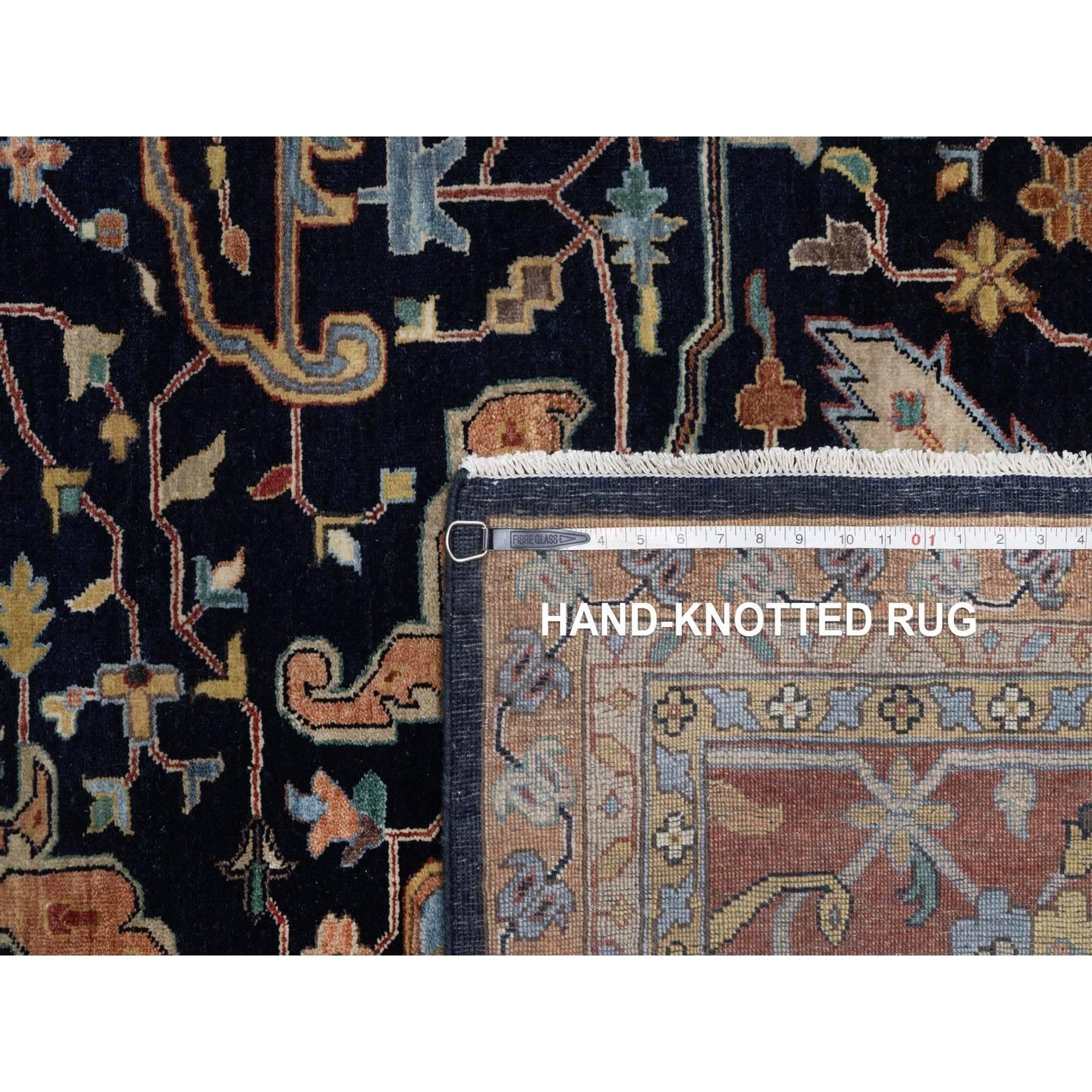 Tappeto blu notte 12'x15' annodato a mano in lana anticata Fine Heriz Re-Creation XL in vendita 3