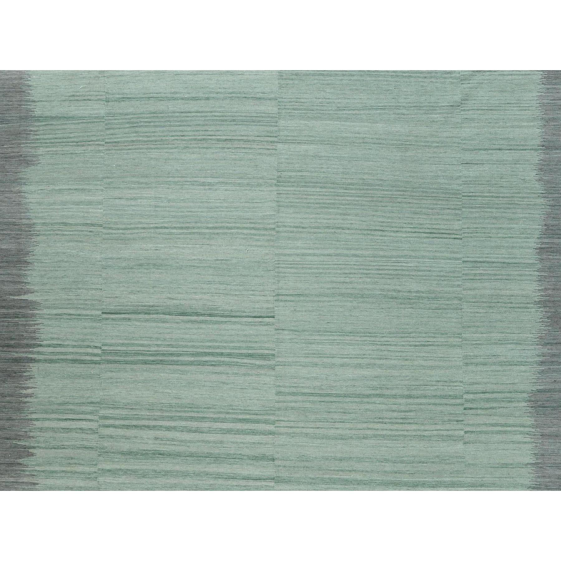Il s'agit d'un véritable tapis d'Orient surdimensionné, réversible, tissé à la main en pure laine Kilim, de couleur vert clair avec un design nomade. Il a été tissé pendant des mois et des mois selon les techniques artisanales de tissage séculaires