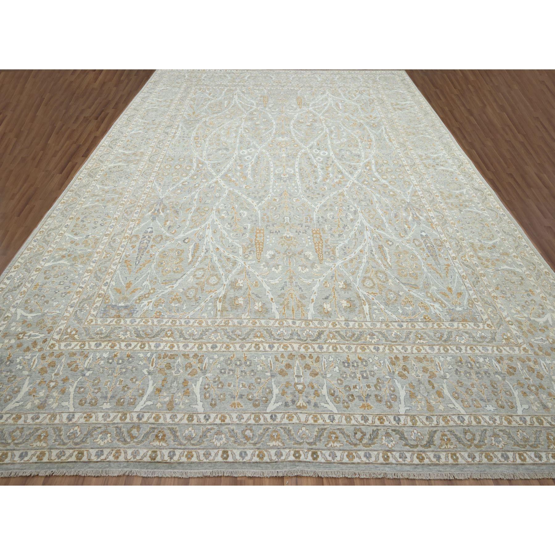 Pastellgrau, Meditation Baum des Lebens Design, Ton in Ton, Null Flor, 100% Wolle, dicht gewebt, handgeknüpft, 200 KPSI, überdimensional, Orientteppich
Primäre MATERIALIEN: Wolle
Latex: Kein Flor 
Höhe: 0,25 Zoll
Stil: Traditionell
Grundfarbe: