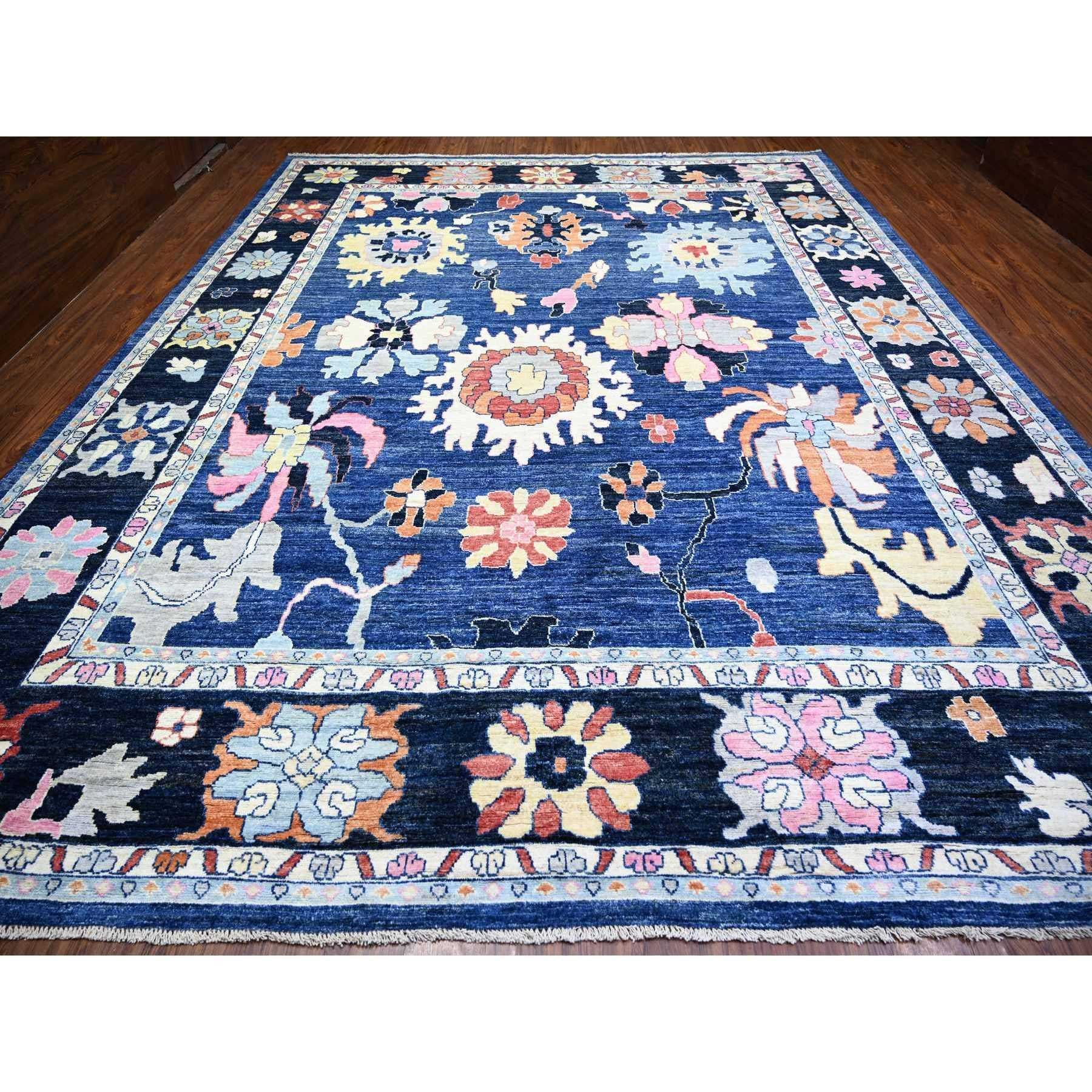 Saphirblau, Naturfarben Reine Wolle, Handgeknüpfter Afghanischer Angora Oushak mit Pop of Color, Übergroßer Orientteppich
Primäre MATERIALIEN: Wolle
Latex: Kein Flor 
Höhe: 0,25 Zoll
Stil: Transitional
Grundfarbe: Blau
Sekundäre Farben: Rot, Creme,