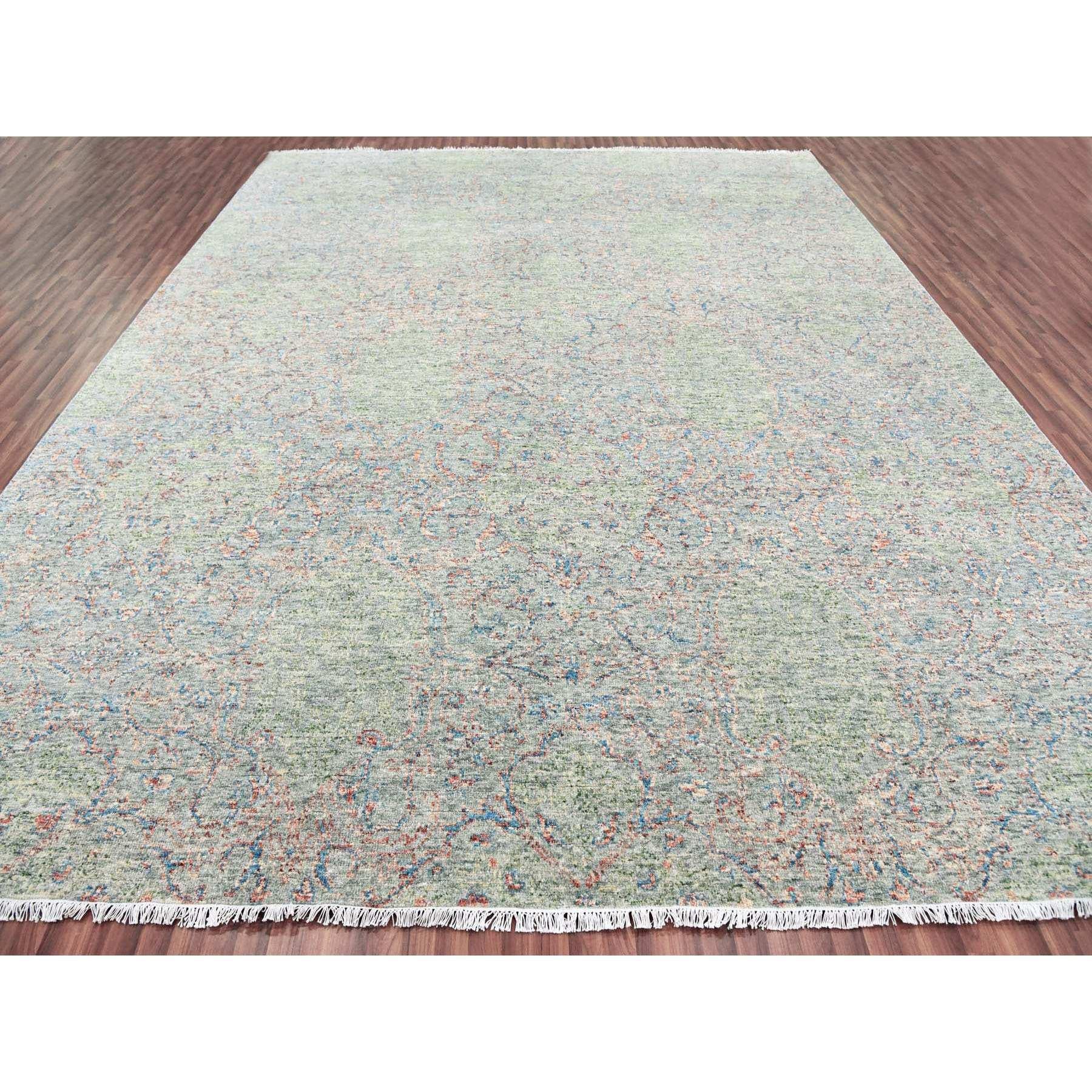 Il s'agit d'un véritable tapis d'Orient, unique en son genre, coloré, noué à la main, au design moderne avec des médaillons géométriques, en laine texturée.  Il a été noué pendant des mois et des mois selon des techniques de tissage séculaires par