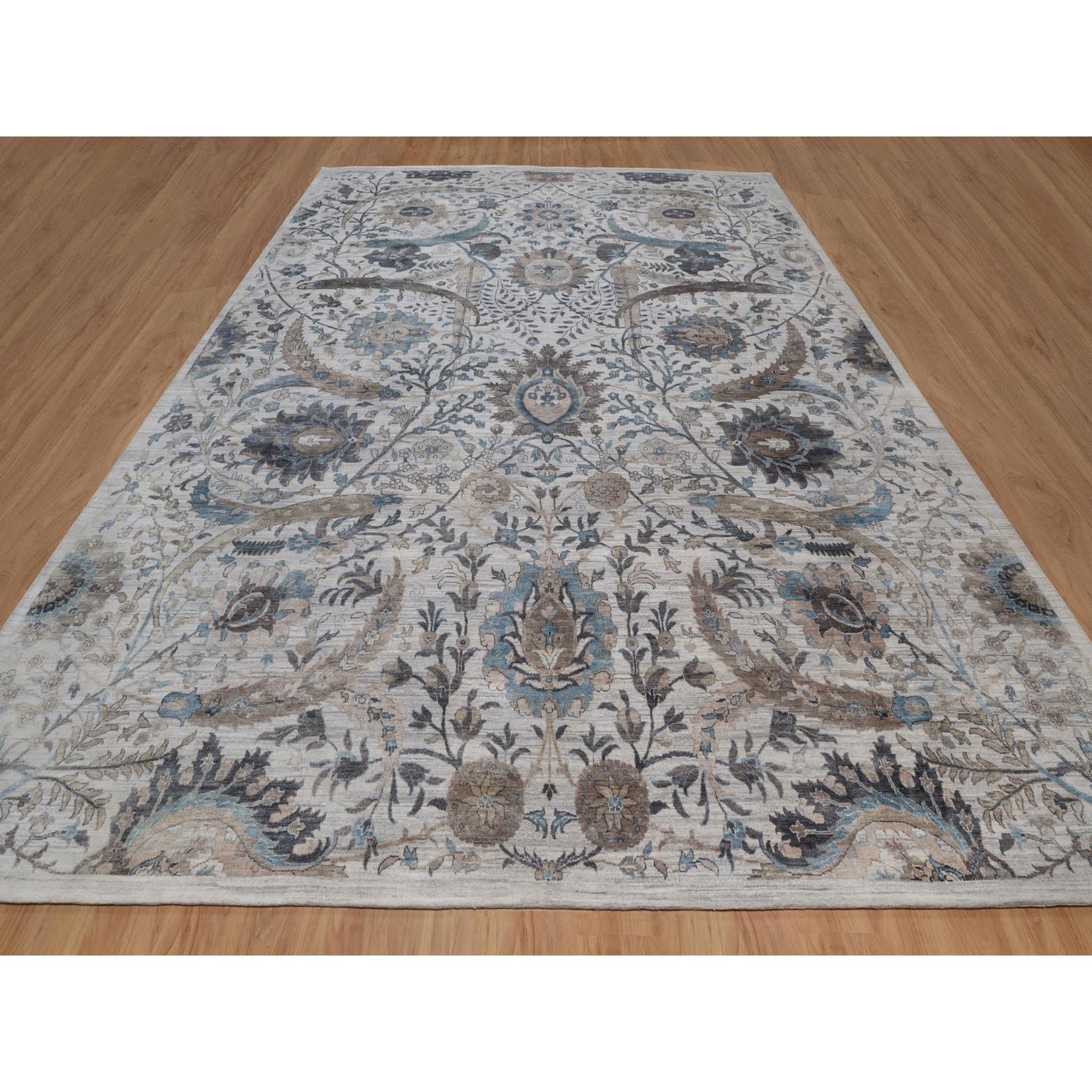 Gris clair, Sickle Leaf Design, noué à la main, pelucheux et luxuriant, soie et laine texturée, sans bordures, XL, surdimensionné, tapis d'Orient
Matériaux primaires : Laine et soie
Latex : Pas de poils 
hauteur : 0,25 pouces
Style :