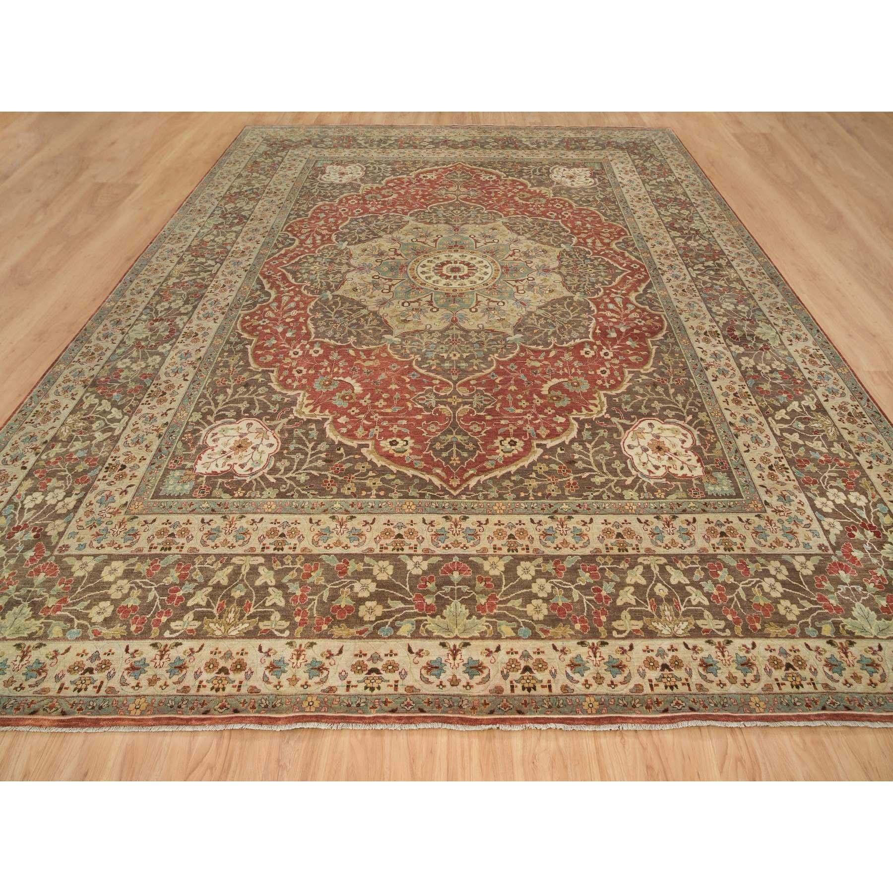 Tabriz Tappeto oversize in lana annodata a mano con design Haji Jalili, rosso ruggine e anticato. in vendita