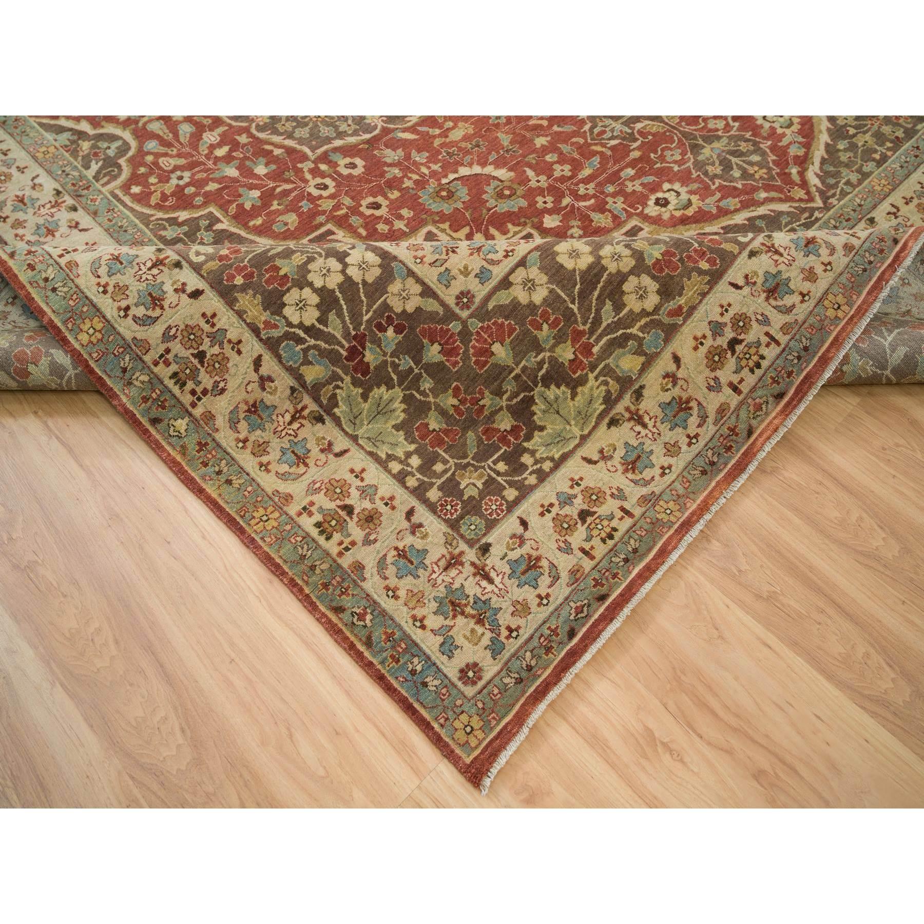 XXI secolo e contemporaneo Tappeto oversize in lana annodata a mano con design Haji Jalili, rosso ruggine e anticato. in vendita