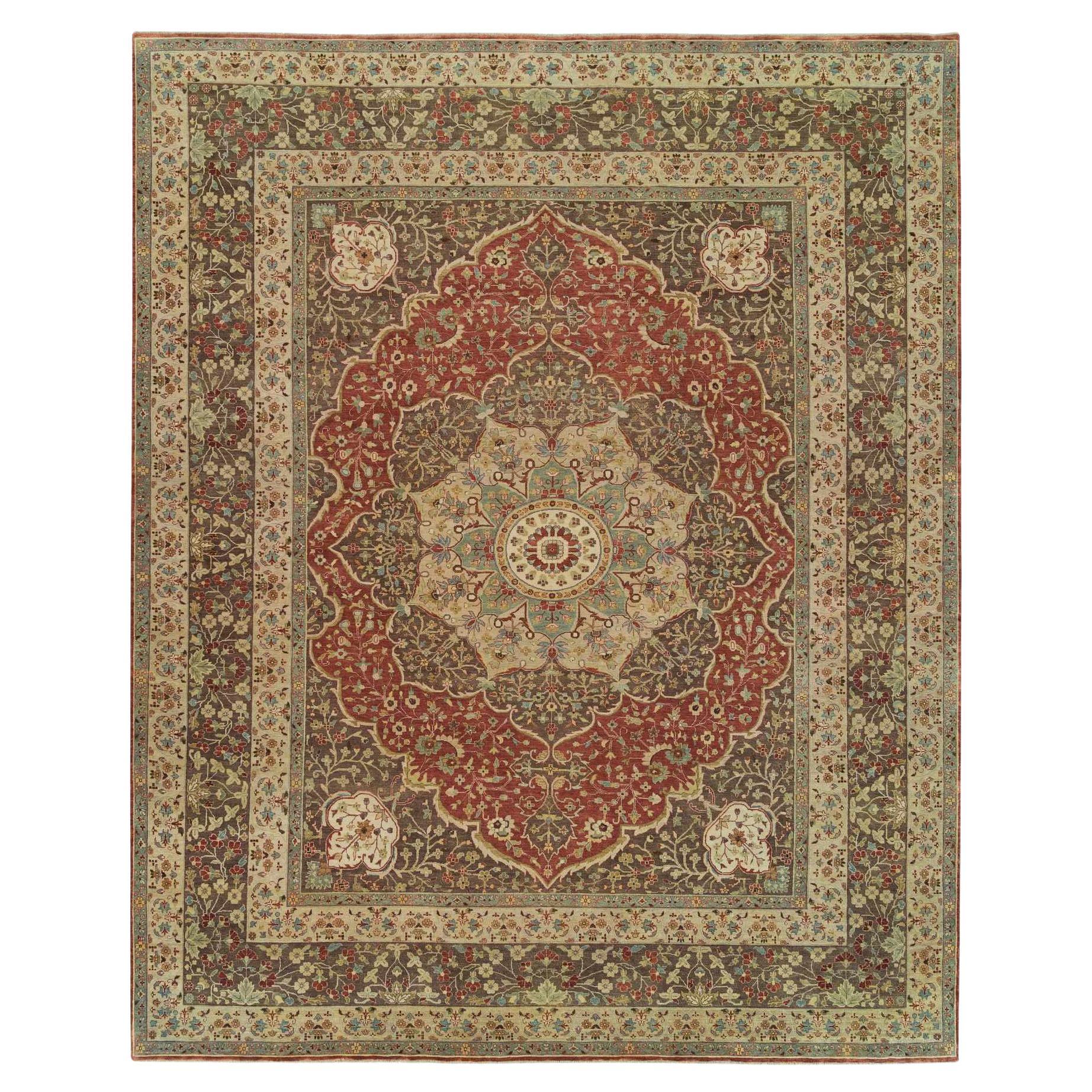 Tappeto oversize in lana annodata a mano con design Haji Jalili, rosso ruggine e anticato.