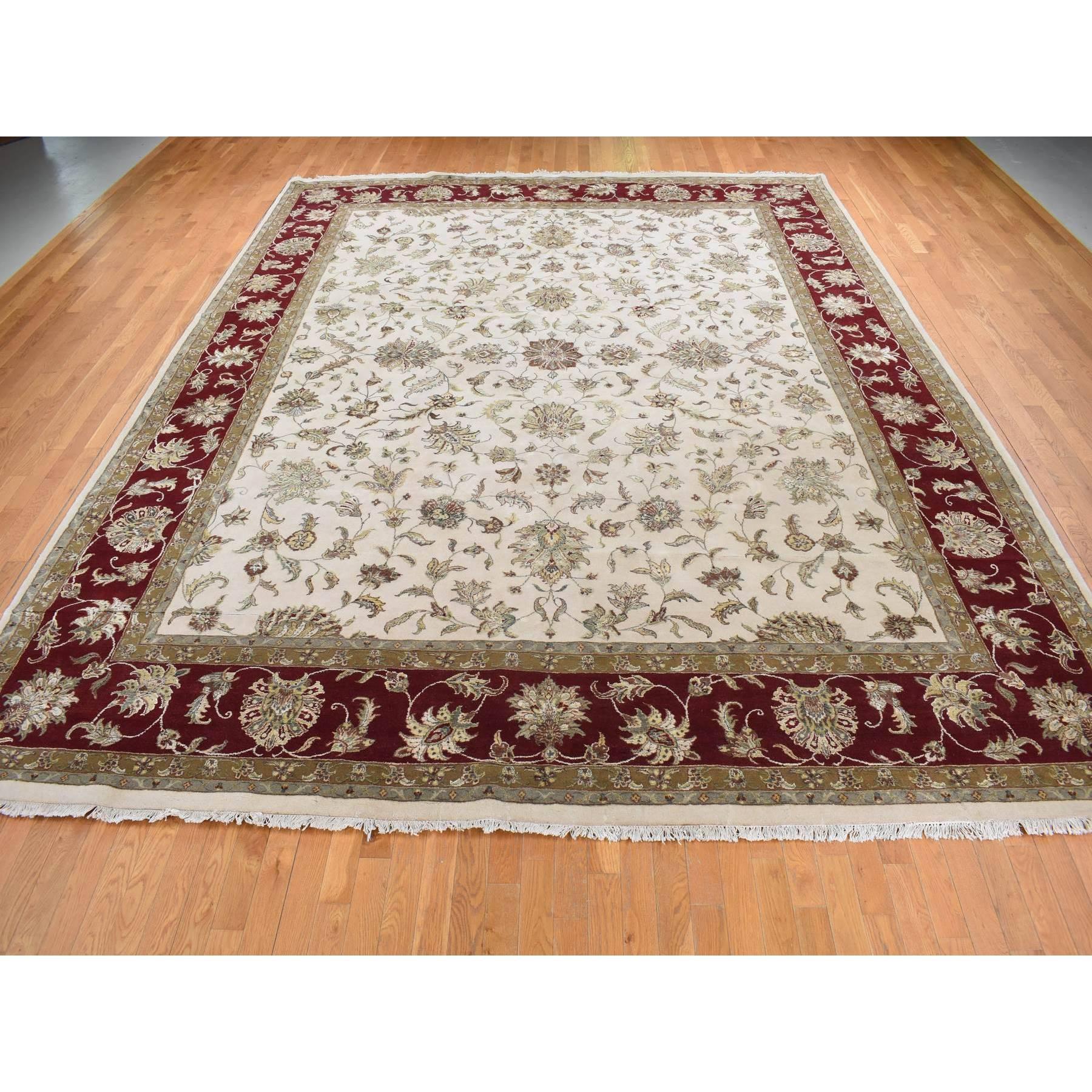 Floral Weiß, Handgeknüpft, halb Wolle und halb Seide, Rajasthan All Over Leaf Design, Übergroßer Orientteppich
Primäre MATERIALIEN: Wolle & Seide
Latex: Kein Flor 
Höhe: 0,25 Zoll
Stil: Traditionell
Grundfarbe: Elfenbein
Sekundäre Farben: Gelb,