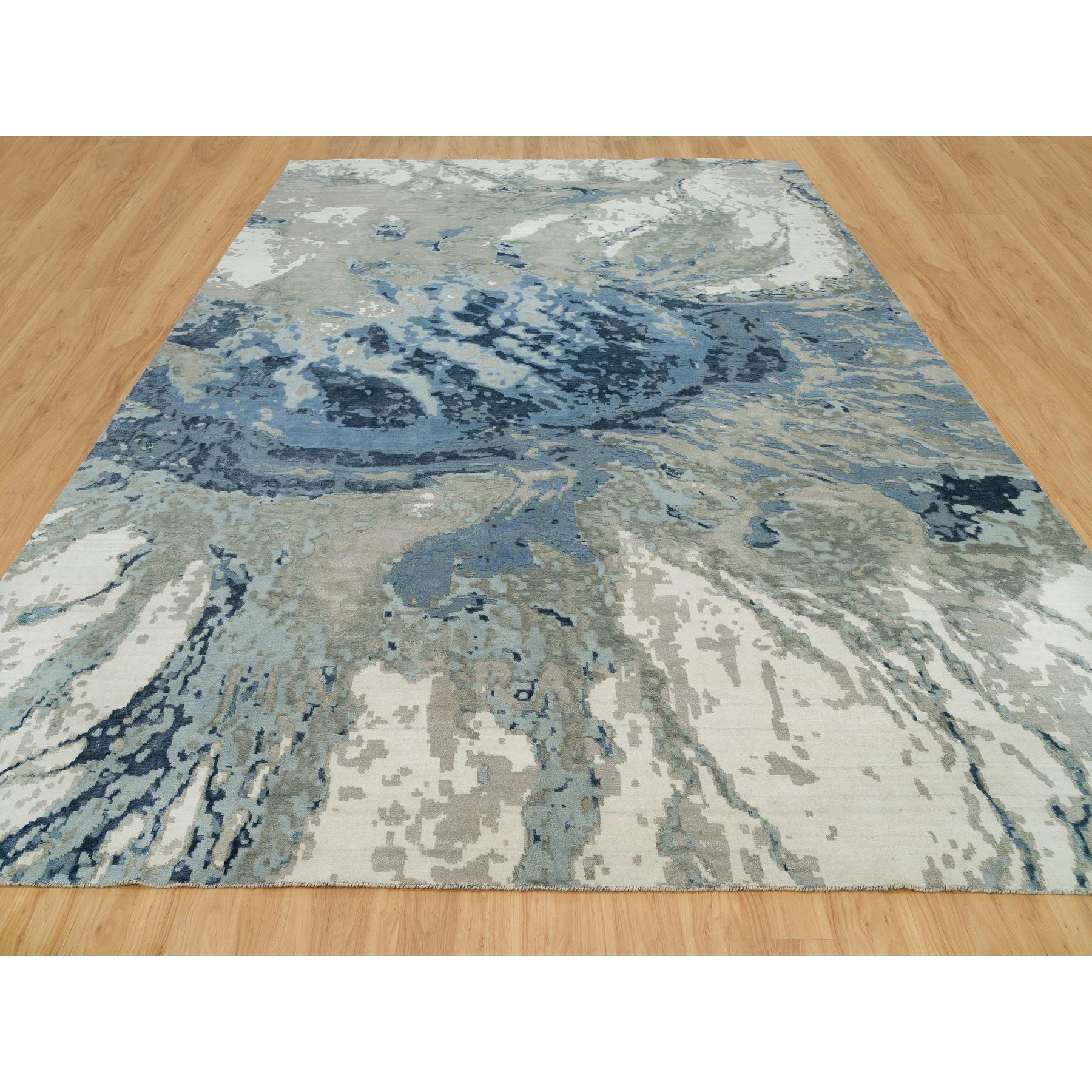Il s'agit d'un véritable tapis d'Orient noué à la main en laine et soie à motif abstrait de galaxie, unique en son genre. Il a été noué pendant des mois et des mois selon des techniques de tissage séculaires par des artisans experts.
Matériaux