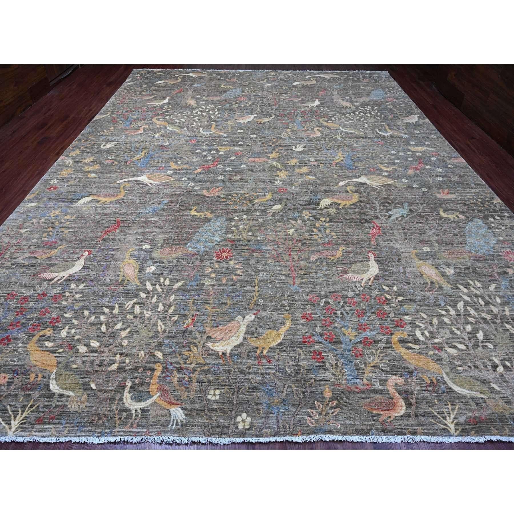 Sonic Gray, Afghanischer Peshawar mit Paradiesvogel-Design, handgeknüpft, weiche und samtige Wolle, natürliche Farbstoffe, Übergröße, Orientteppich
Primäre MATERIALIEN: Wolle
Latex: Kein Flor 
Höhe: 0,25 Zoll
Stil: Transitional
Grundfarbe: