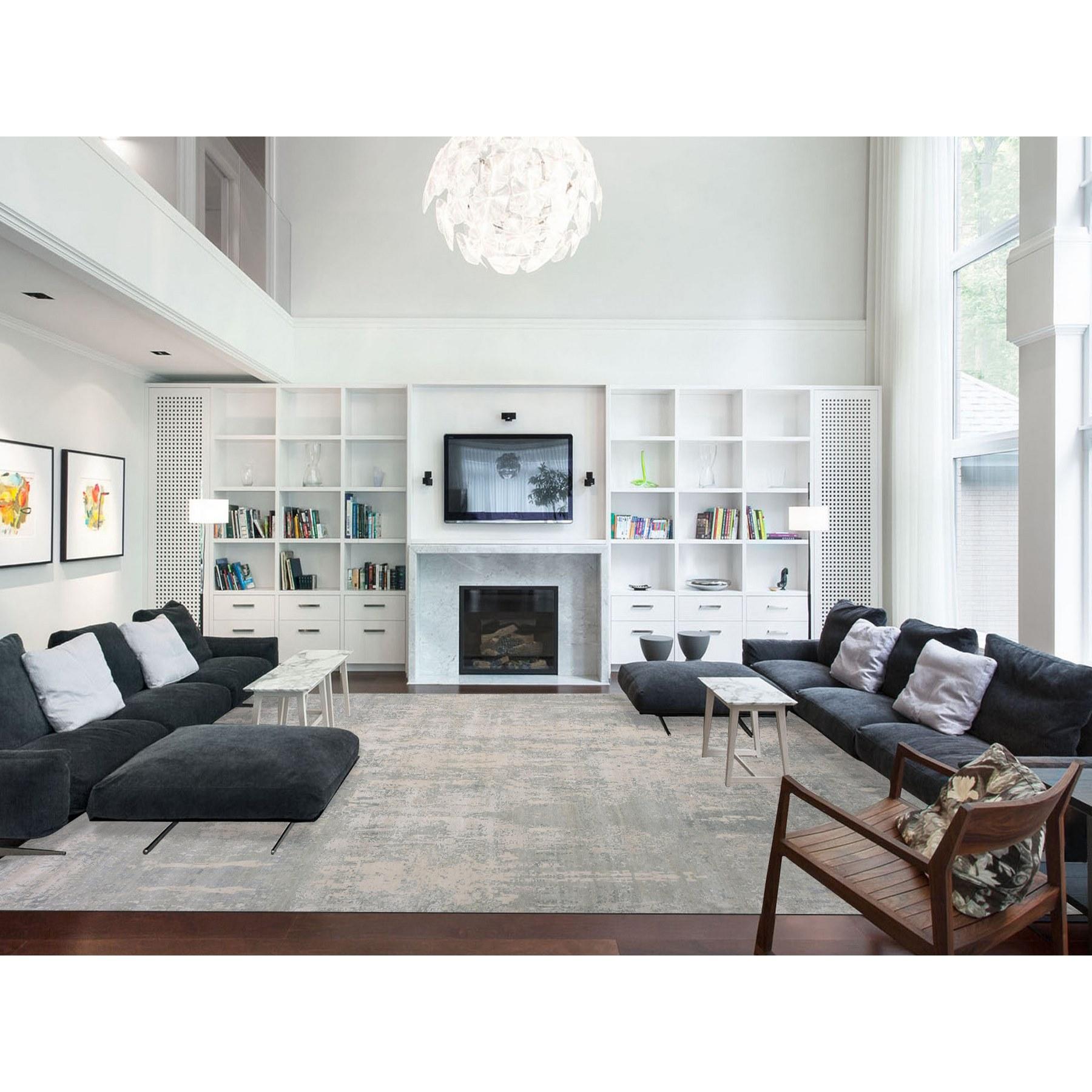 Il s'agit d'un véritable tapis d'Orient en laine et soie, noué à la main, au design moderne et abstrait. Il a été noué pendant des mois et des mois selon des techniques de tissage séculaires par des artisans experts.
Matériaux primaires : Laine et