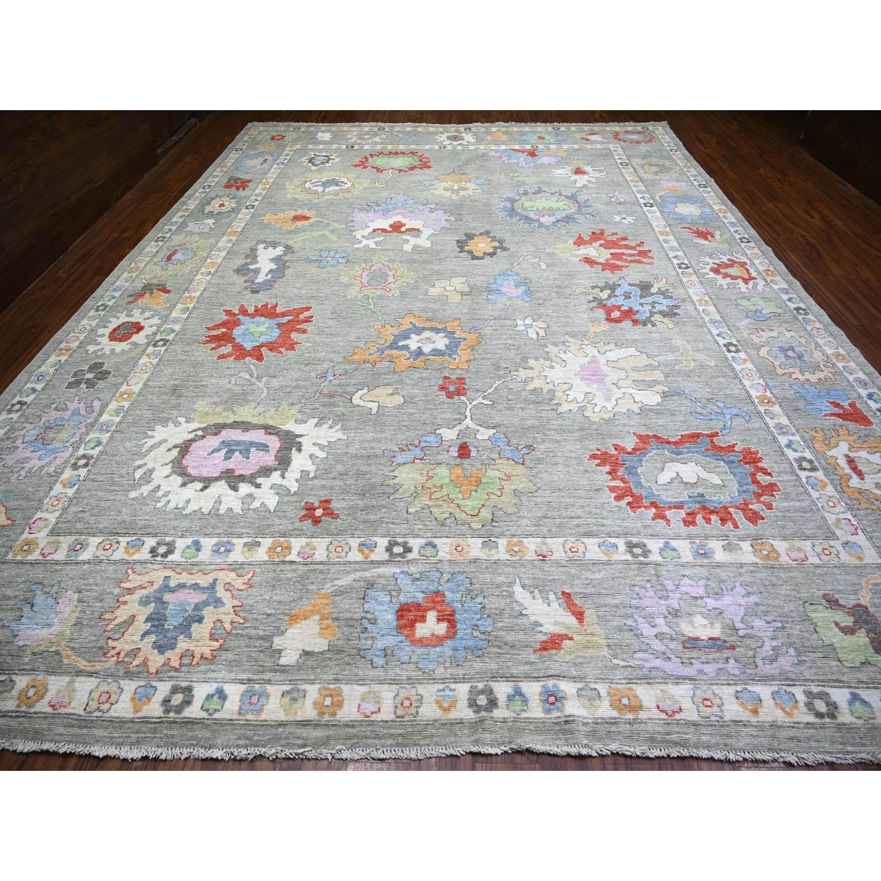 Cloud Gray, Tappeto orientale extra morbido in lana annodato a mano, tinture naturali, afgano in angora Oushak con motivi colorati.
Materiali primari: Lana
Lattice: No Pile 
altezza: 0,25 pollici
Stile: Di transizione
Colore primario: Grigio
Colori