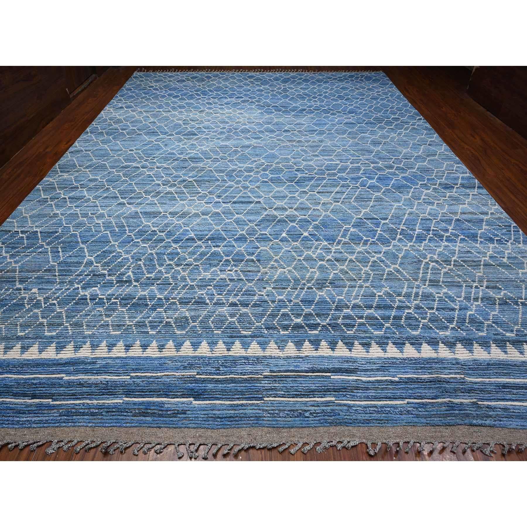 Se trata de una auténtica alfombra oriental de pura lana anudada a mano con tejido marroquí. Ha sido anudado durante meses y meses con técnicas artesanales de tejido centenarias por expertos artesanos
Materiales primarios: Lana
Látex: Sin pelo