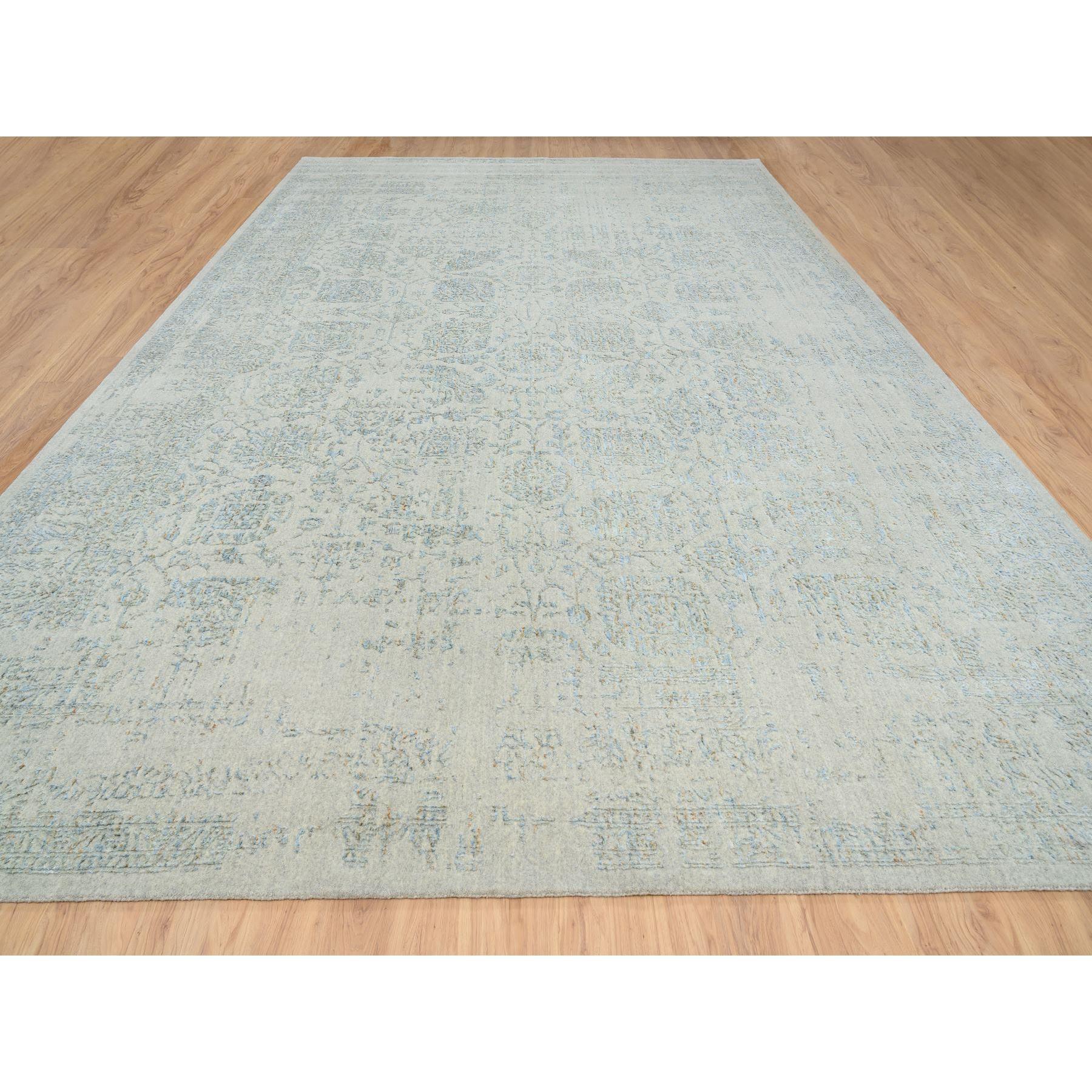 Dies ist eine wirklich echte one-of-a-kind Grau mit einem Hauch von Blau, Jacquard Hand Loomed, Tabriz Design Wolle und pflanzlicher Seide, übergroße Orientteppich. Es wurde monatelang in jahrhundertealten Webtechniken von erfahrenen Webern